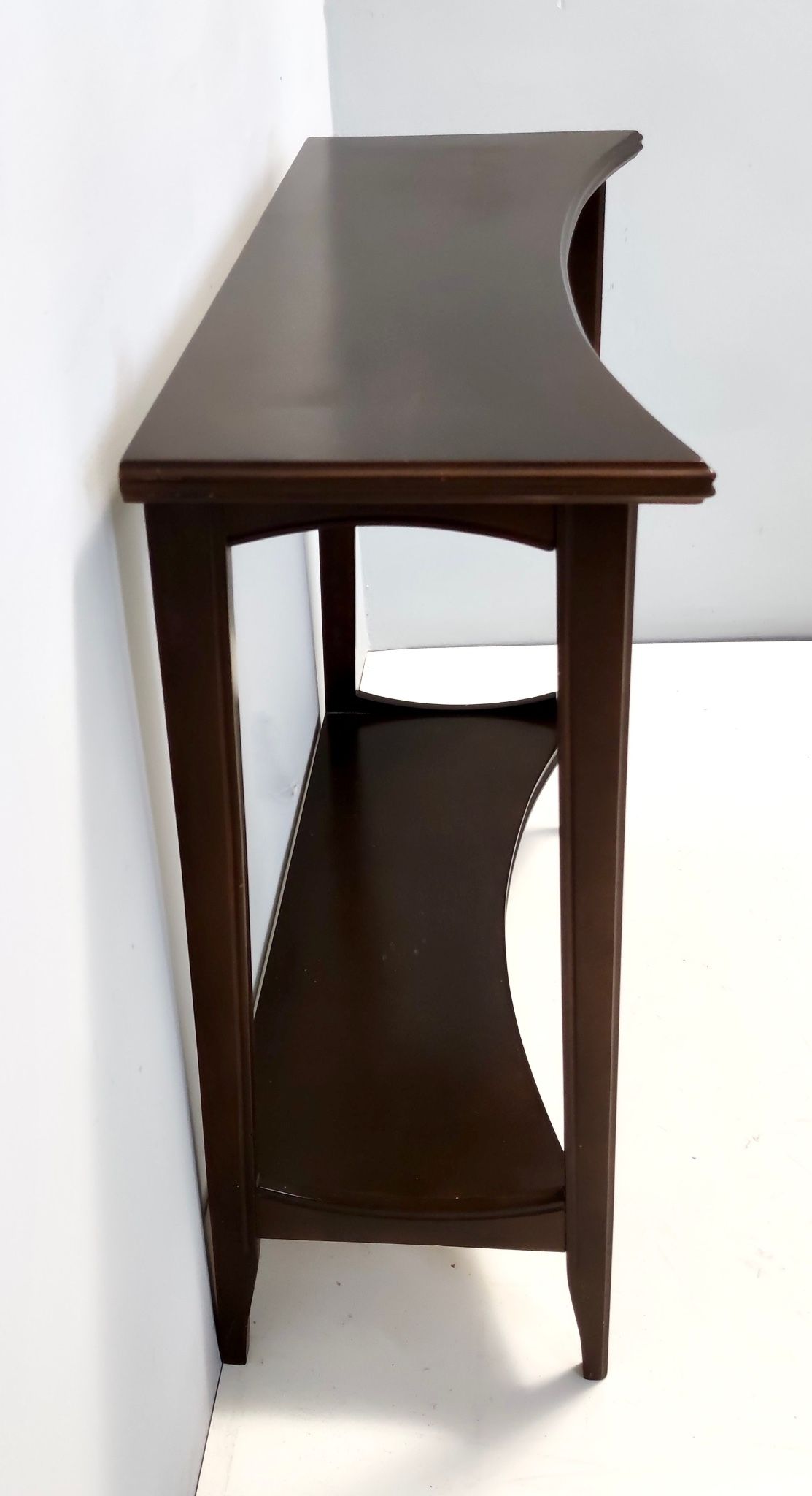Table console en hêtre ébénisé postmoderne avec une étagère inférieure, Italie