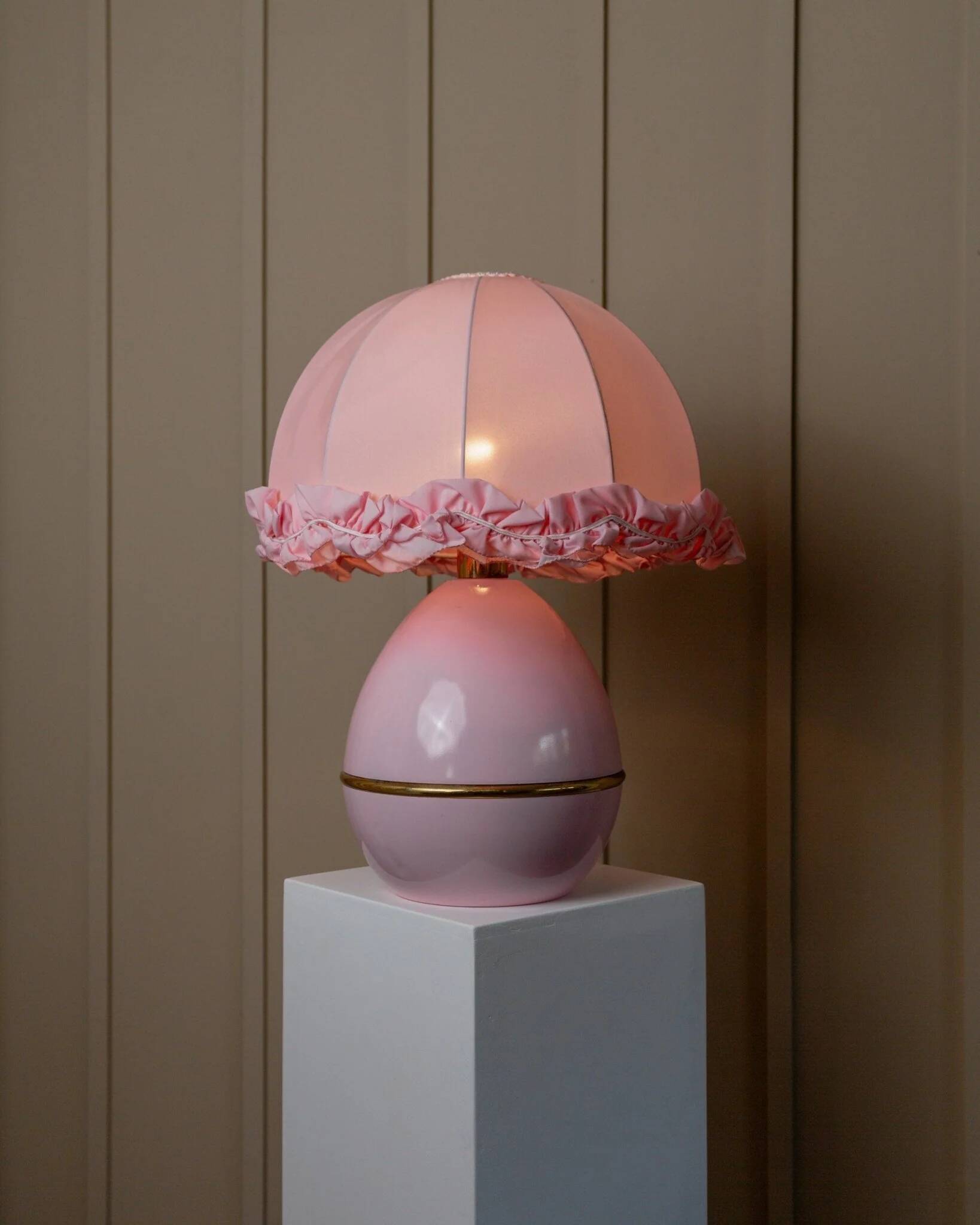 Lampe de table en métal rose XXL avec abat-jour froncé - Régence hollywoodienne des années 1980, fabriquée en Italie
