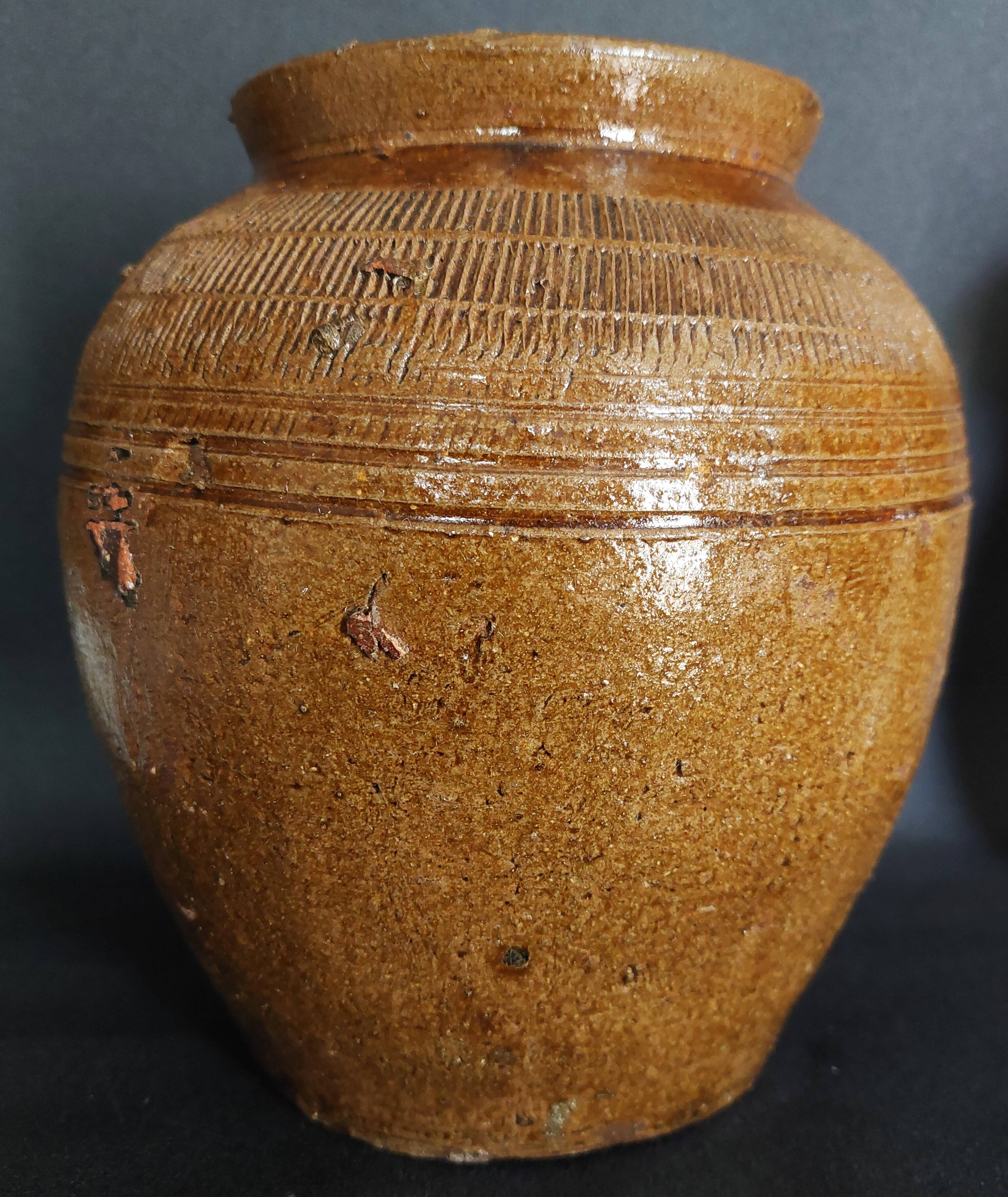 Chinese ceramic rice pot, 19th century, incised decoration