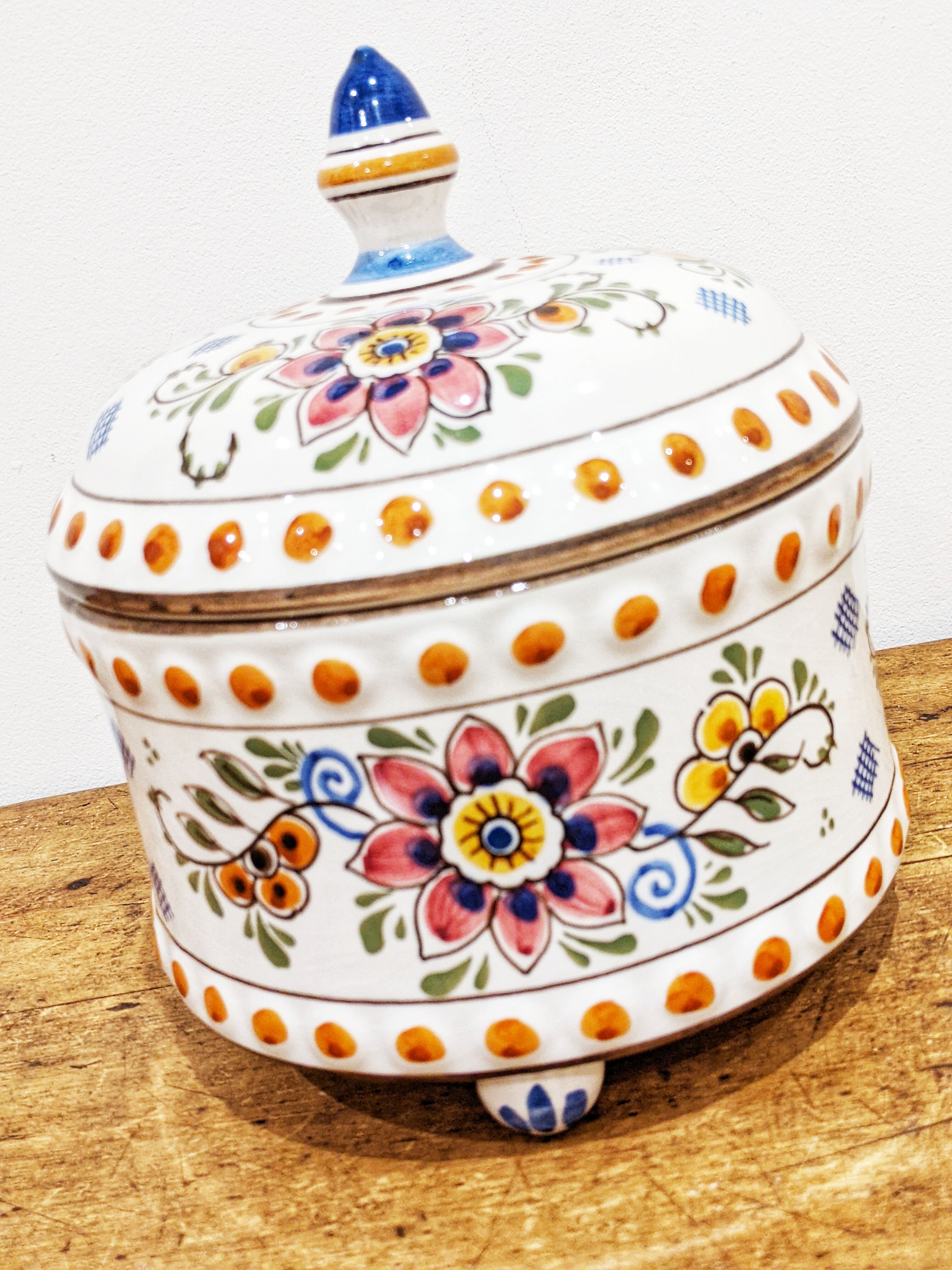 Vintage polychrome box'70 made of Delft ceramic. In perfect condition.