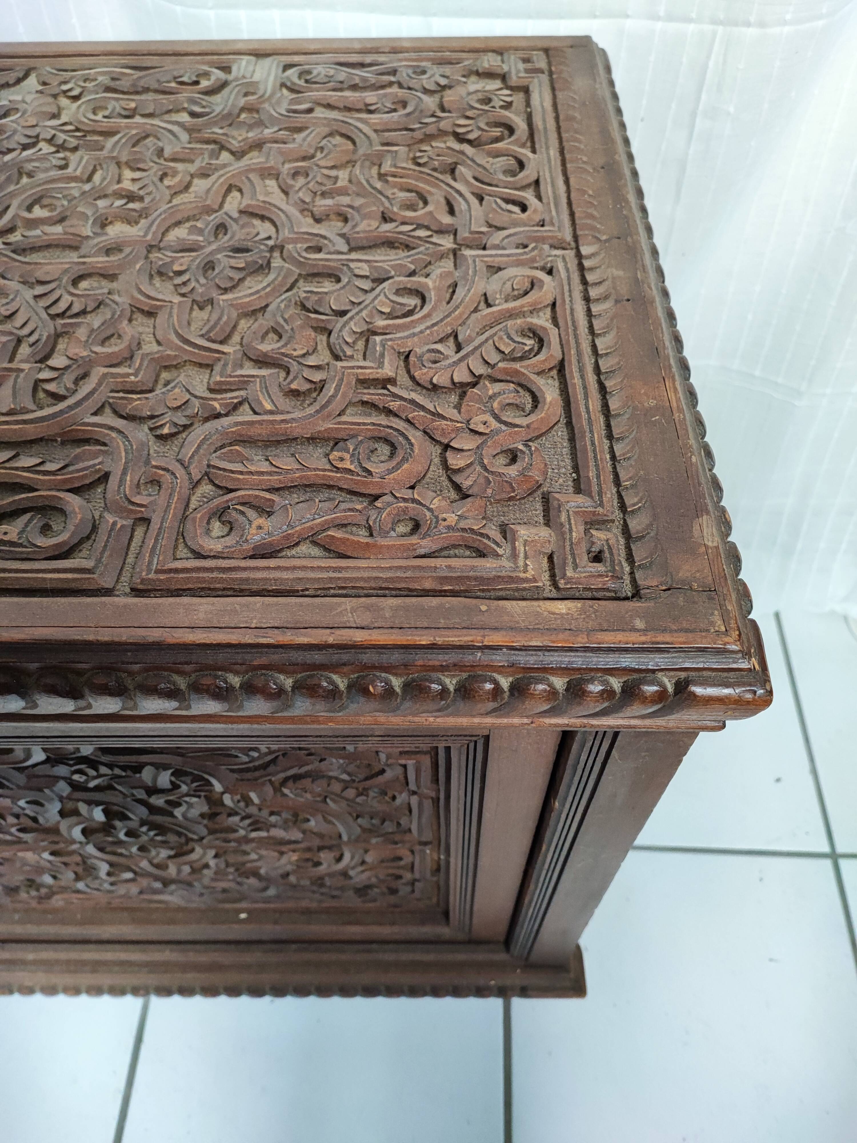 Ancien coffre en bois sculpté oriental