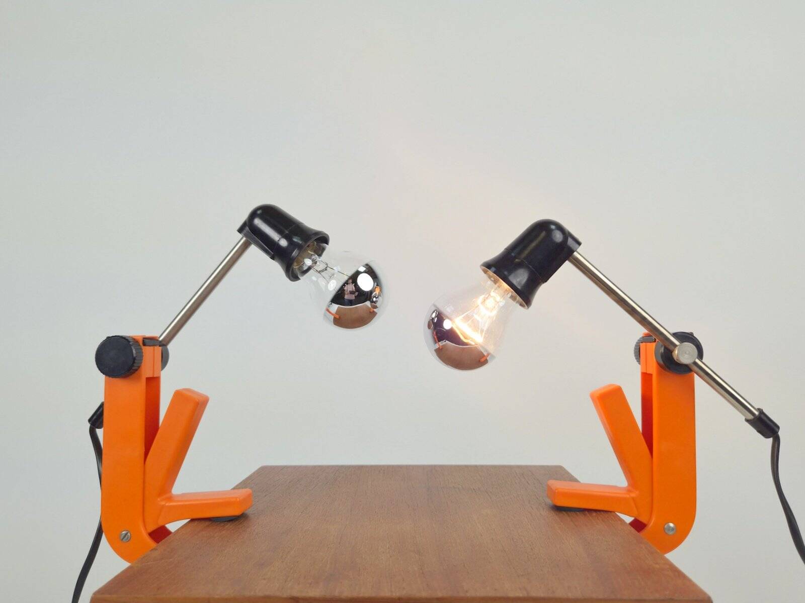 Lampes à pince Revue type 2323, orange, 1970, lot de 2