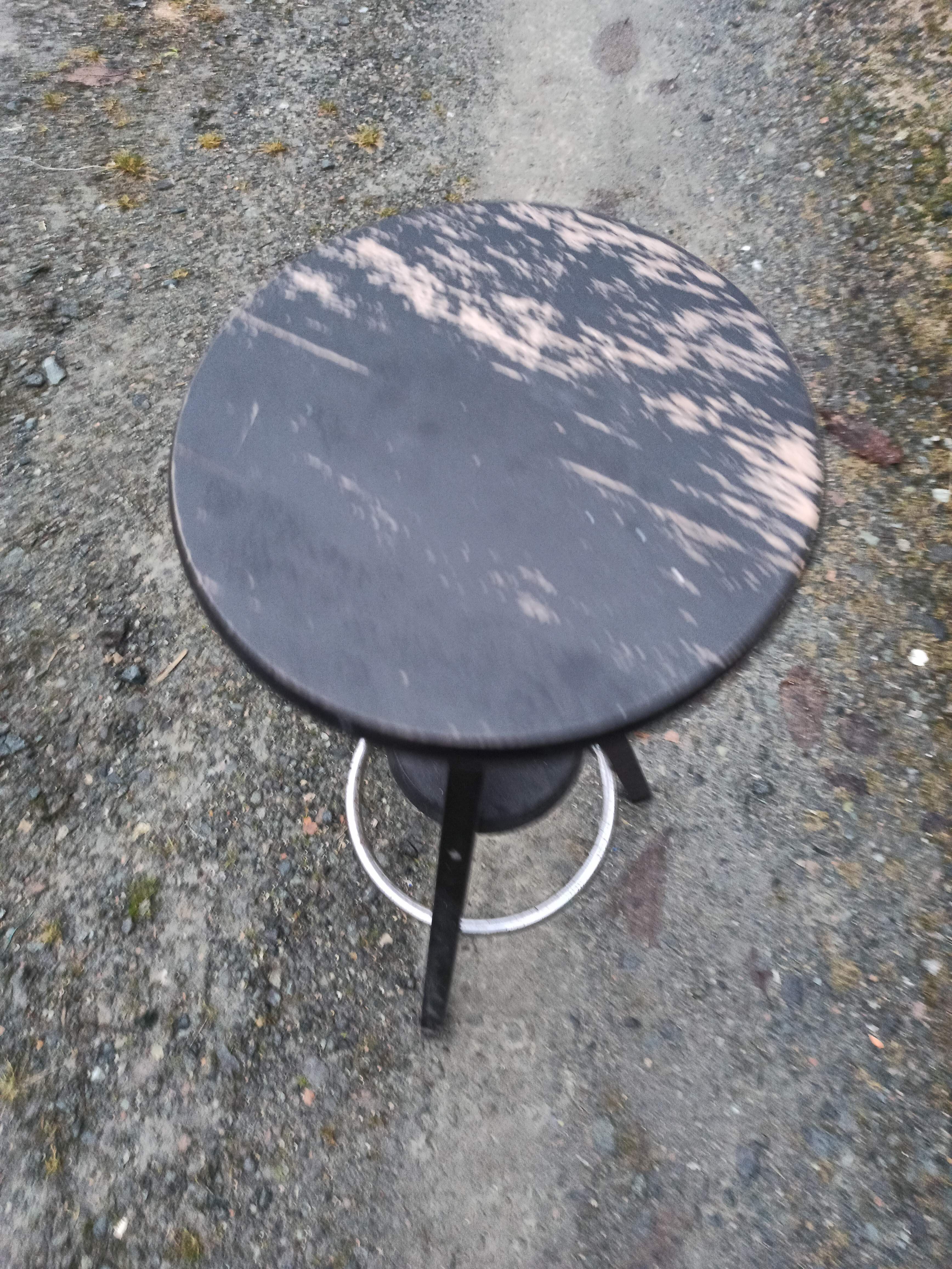 Height-adjustable wooden workshop screw stool