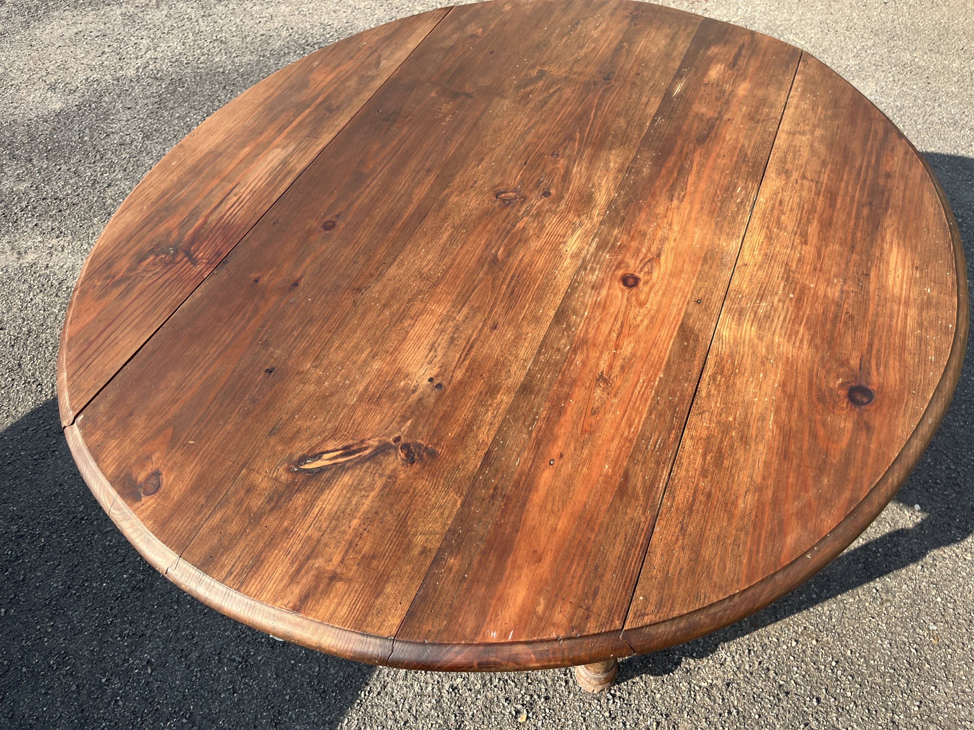Round walnut table, turned legs in the Louis-Philippe style, late 19th century