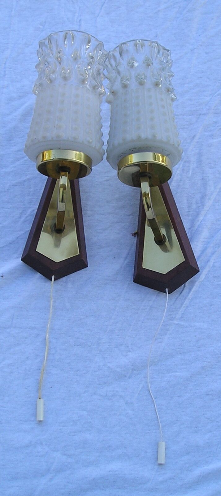 Paire d'appliques vintage en verre, laiton et bois des années 70