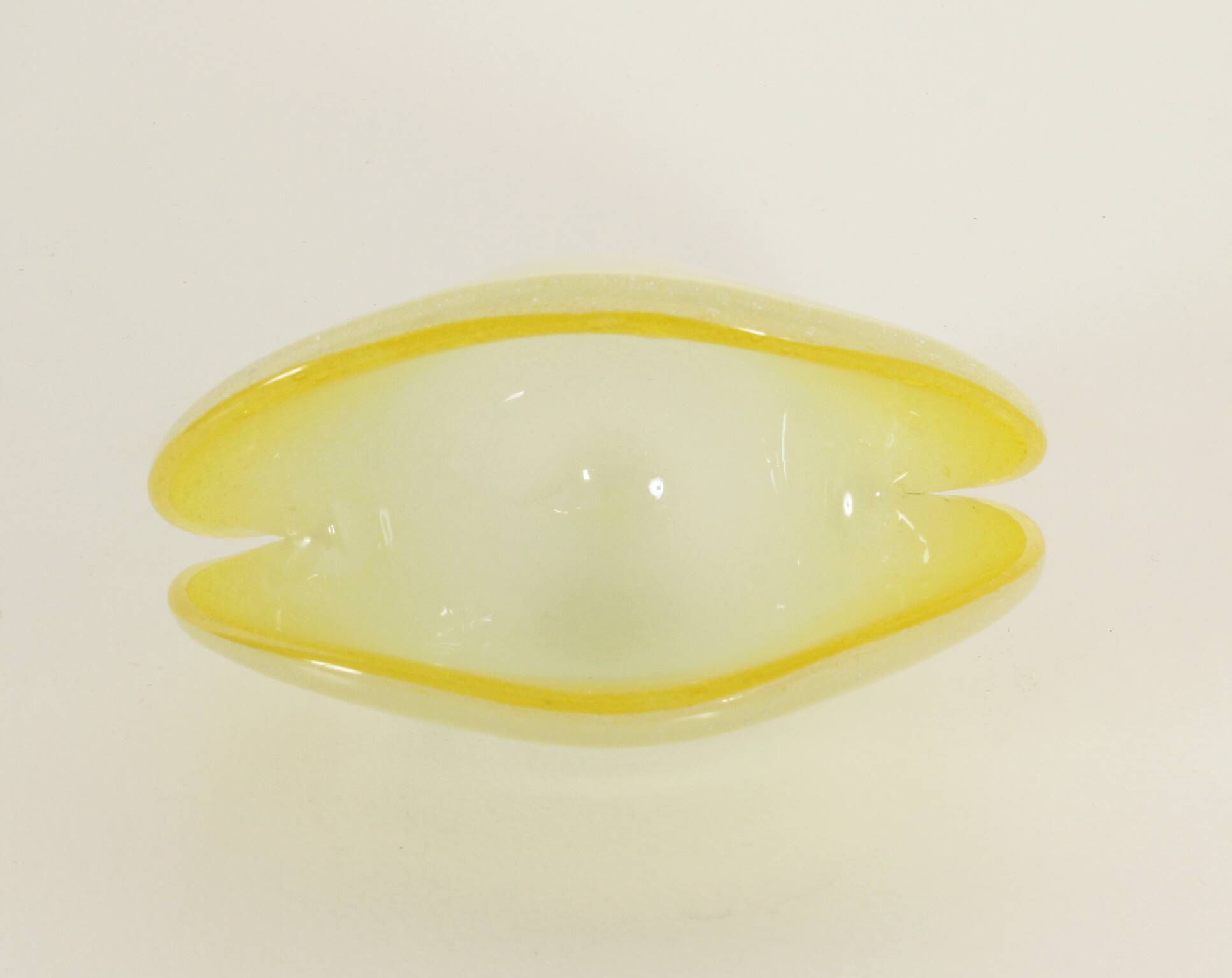 Bowl in the shape of a shell made of pulegoso Murano glass, Italy, 1960s.