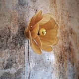 Applique murale fleur composée de pétales en rotin et raphia