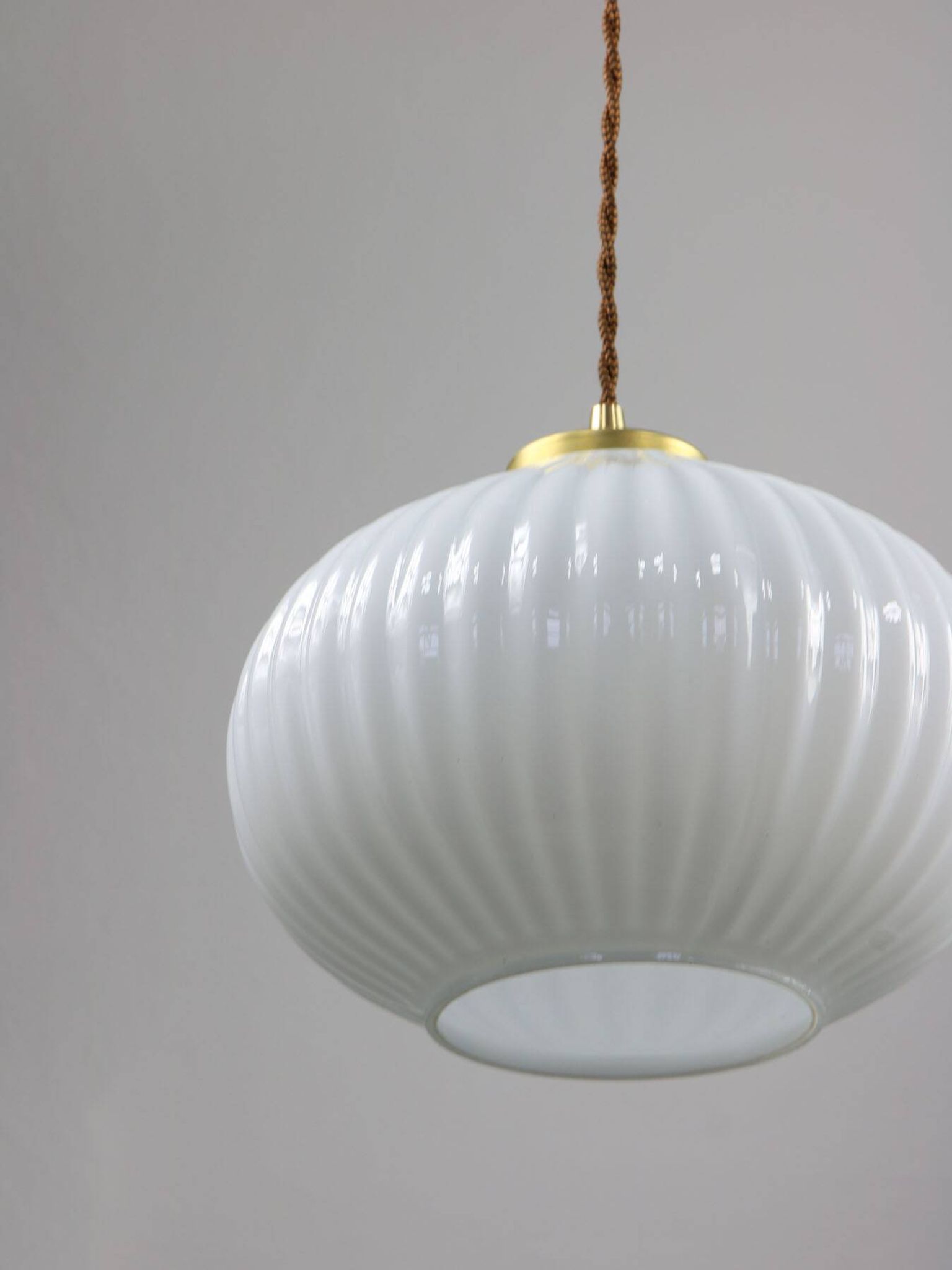 Lampe suspendue vintage en opaline et laiton