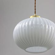 Lampe suspendue vintage en opaline et laiton