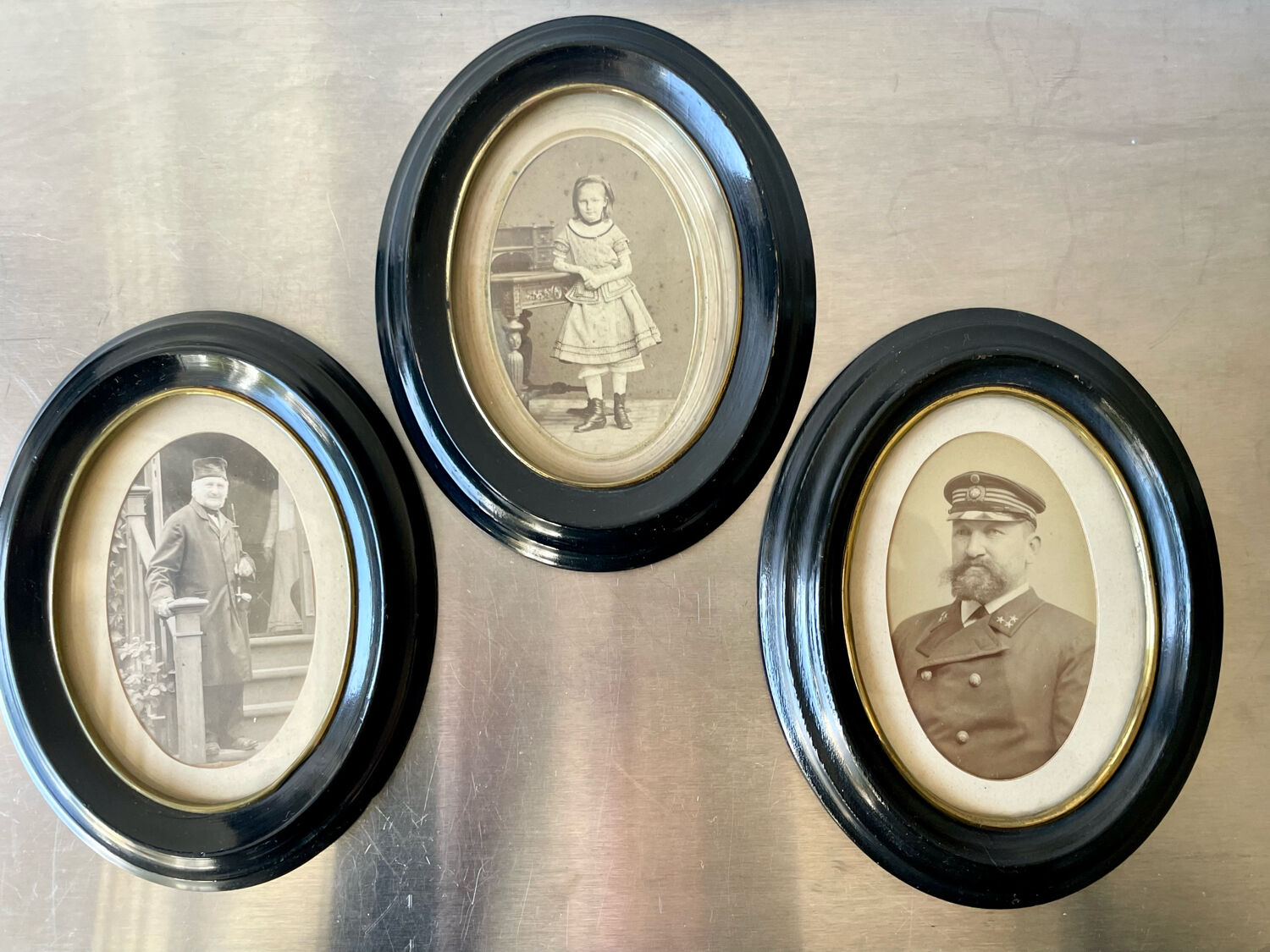 Set of 3 wooden oval picture frames