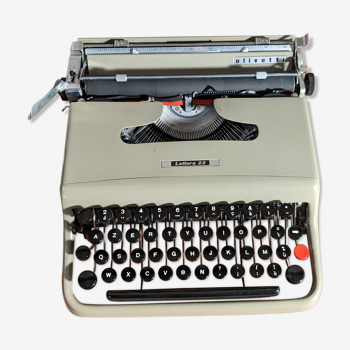 Typewriter Olivetti Lettera 22