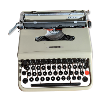 Typewriter Olivetti Lettera 22