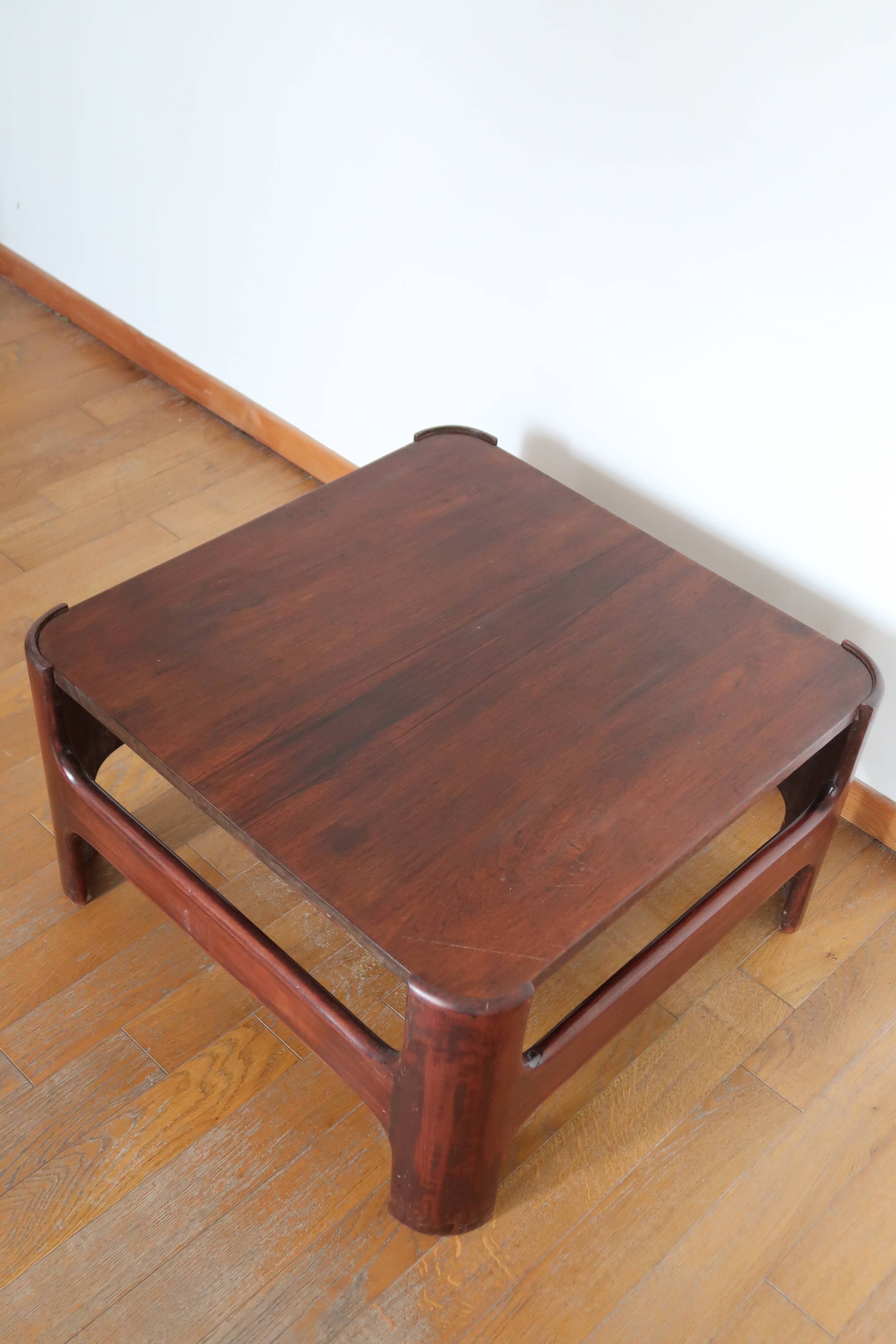 Table basse carré moderniste