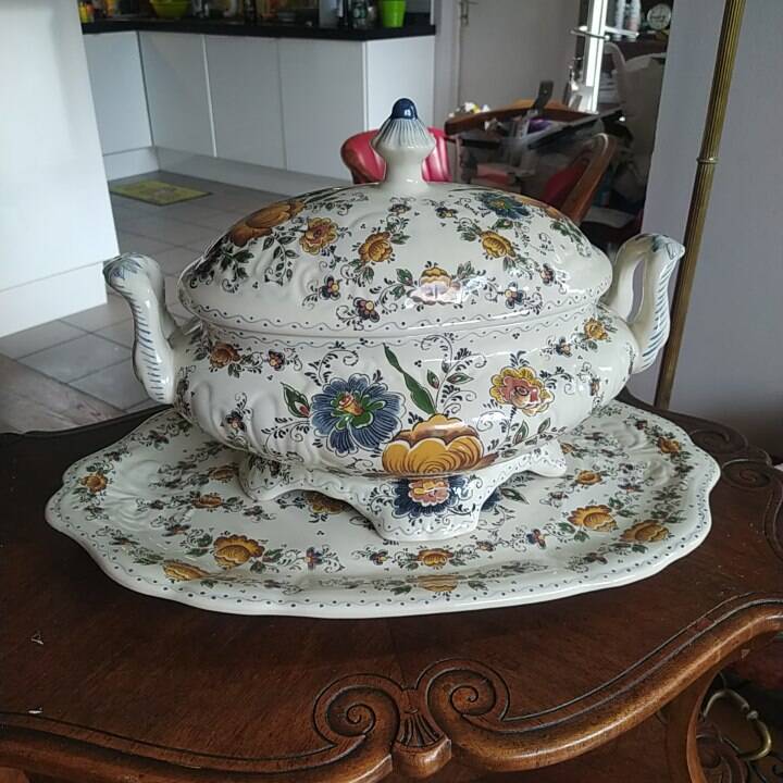 Soupière en faience Hubert Bequet signée