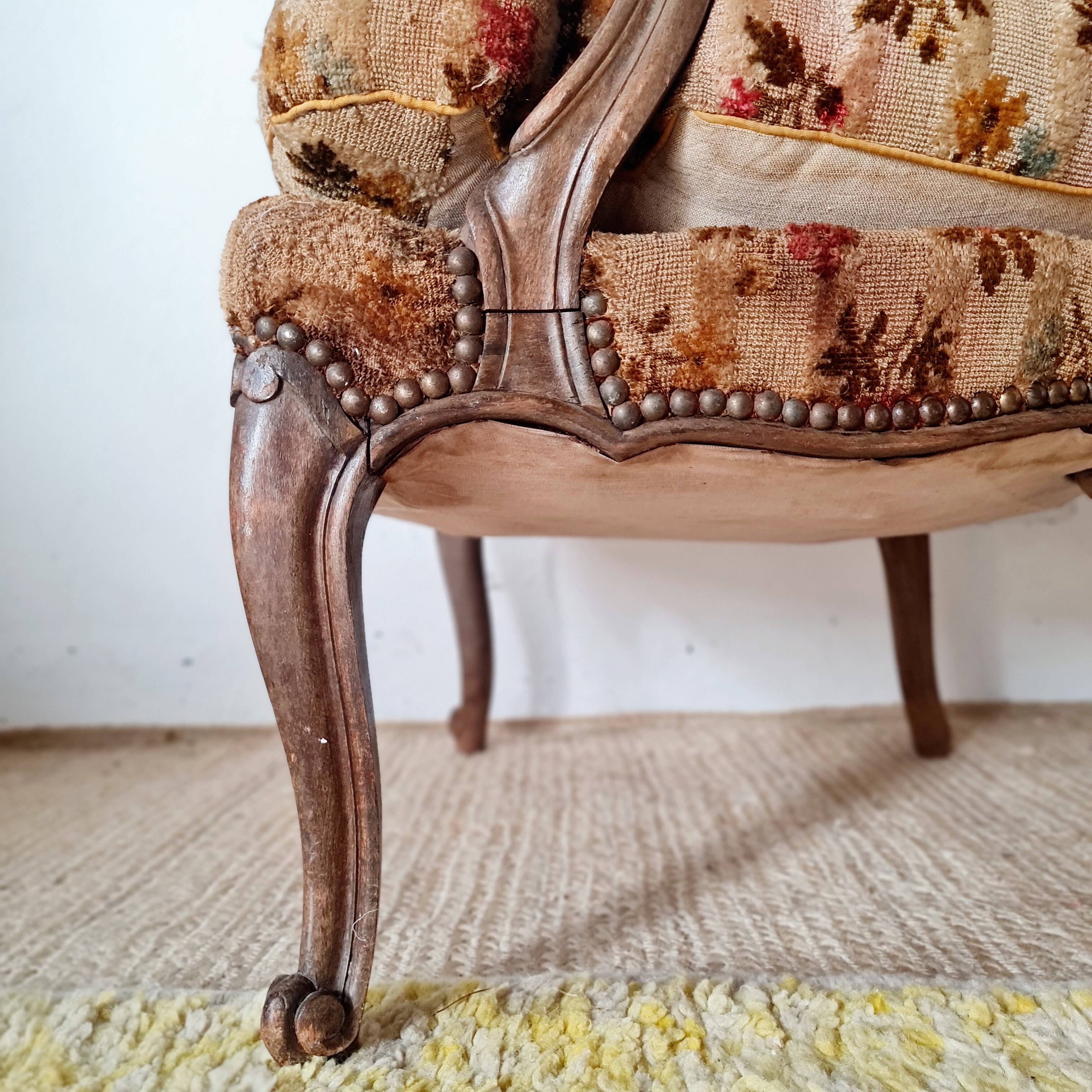 Antique cabriolet armchair in floral velvet – Louis XV style / Retro chic