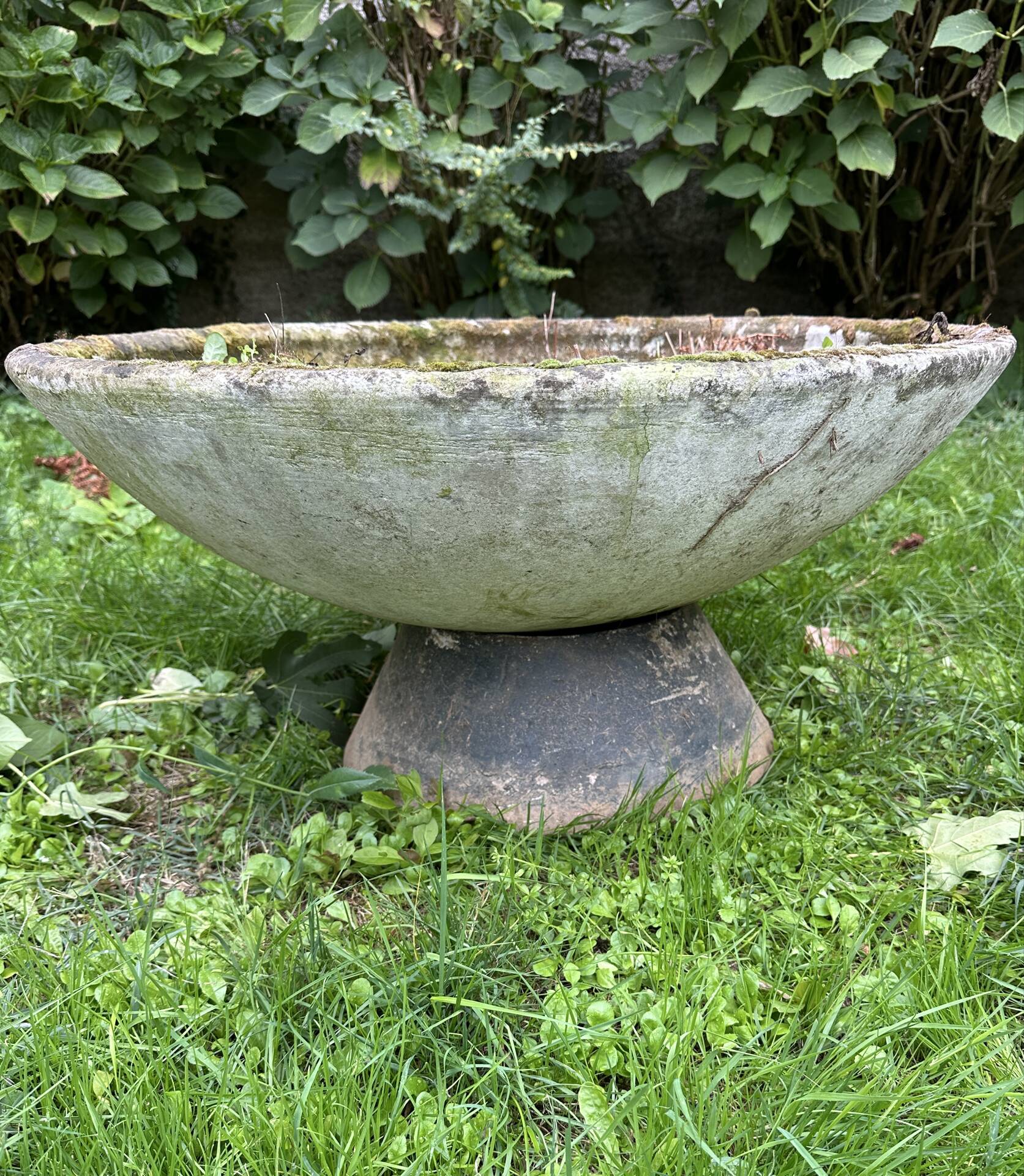 Old planter, pedestal basin in fibrociment by Willy Guillaume.