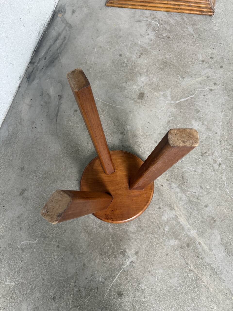 Tripod stool elm