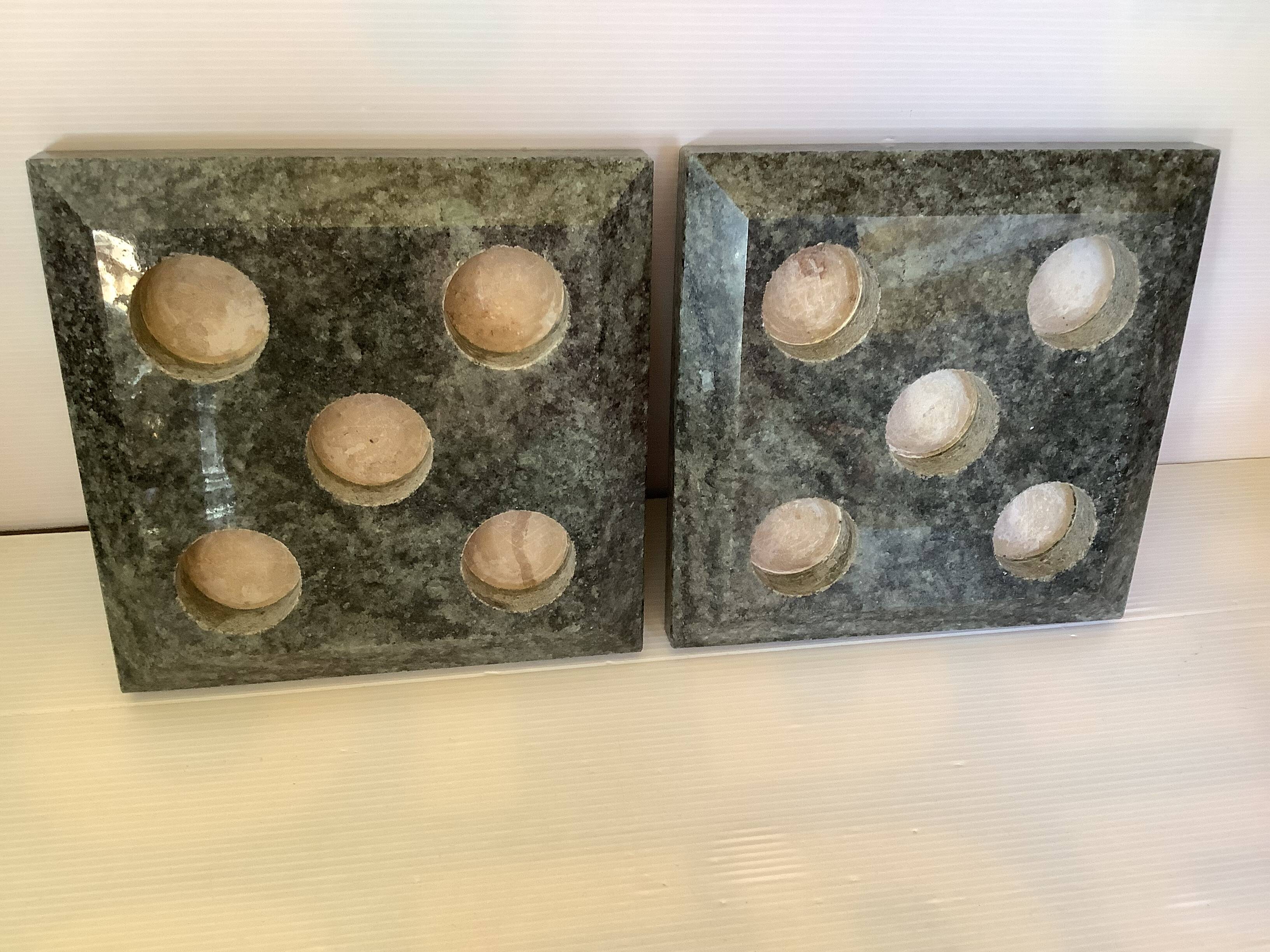 Paire de bougeoirs en marbre vert