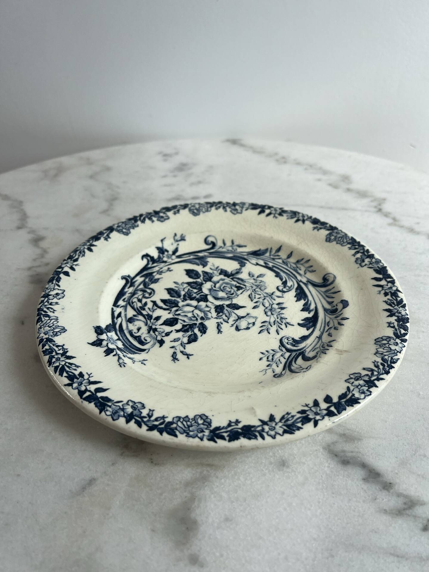 Assiette à dessert en terre de fer décor roses bleues