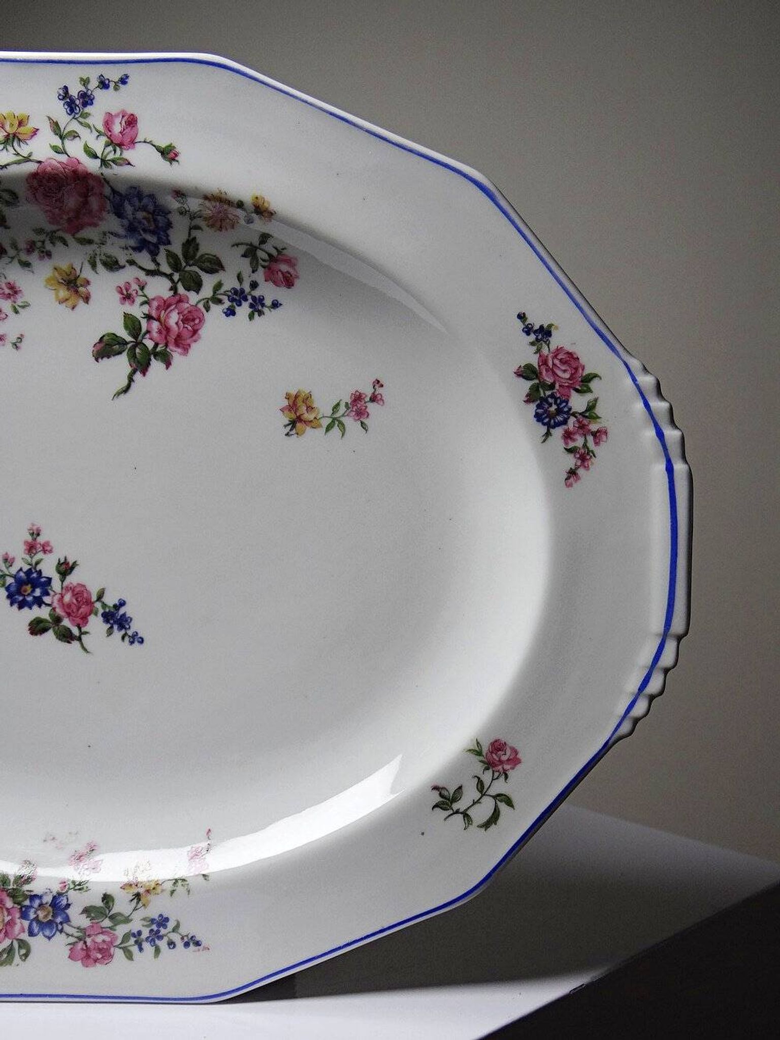 Service plate Bernardaud Limoges porcelain with floral decoration from the 1920s to 1950s.