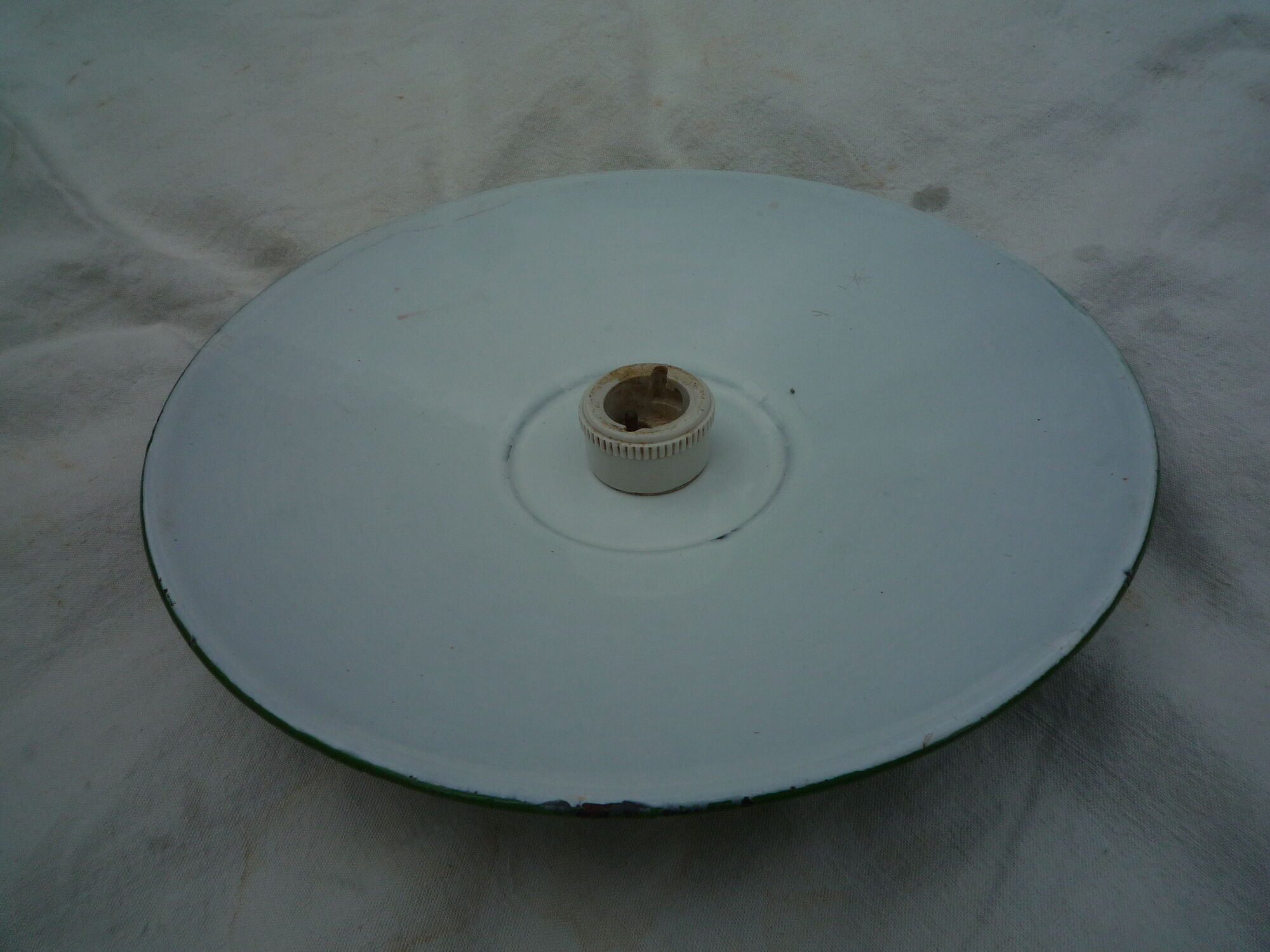 Old industrial suspension in green enamelled sheet metal and porcelain socket
