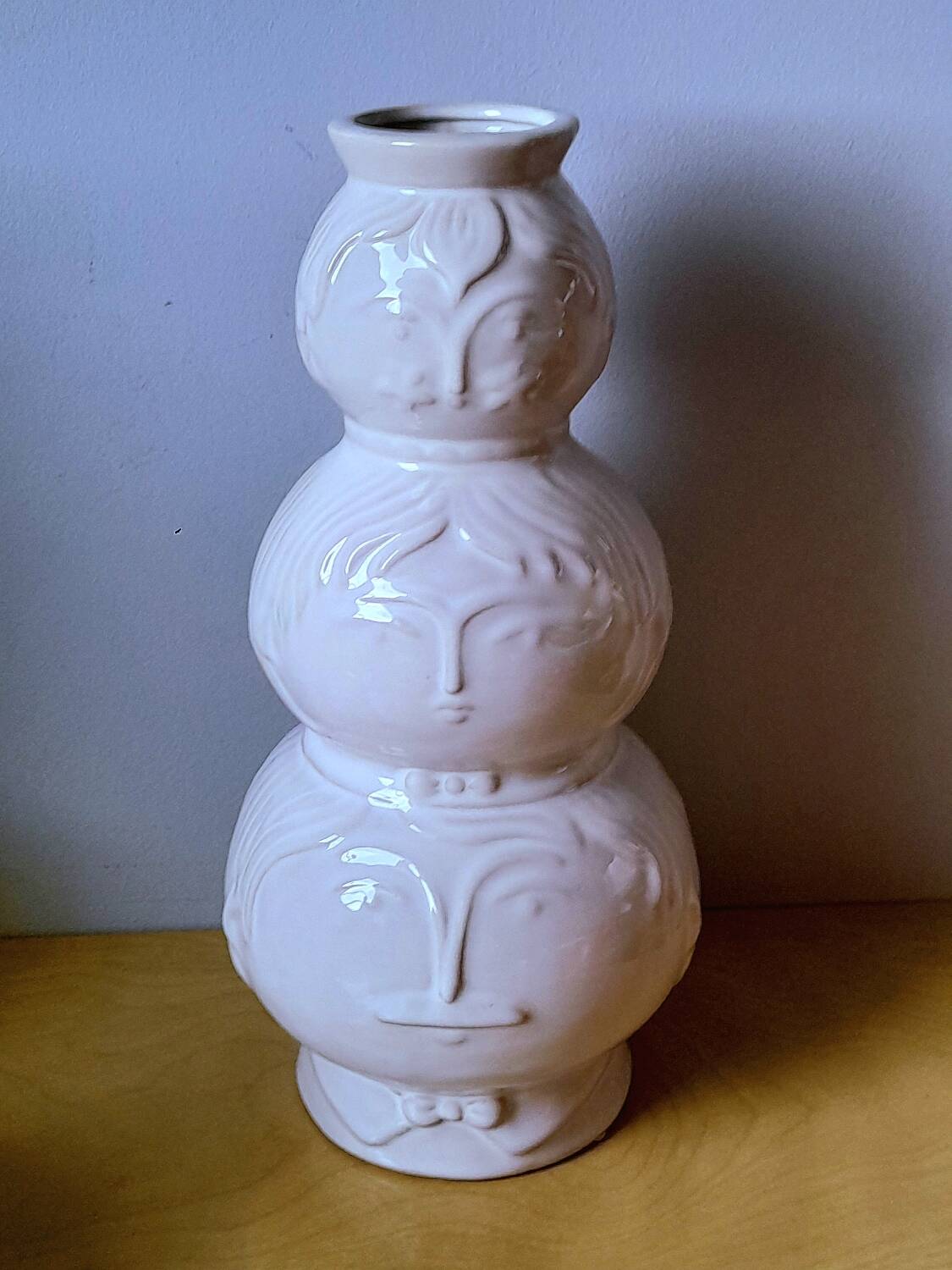 Totem vase faces in ceramic