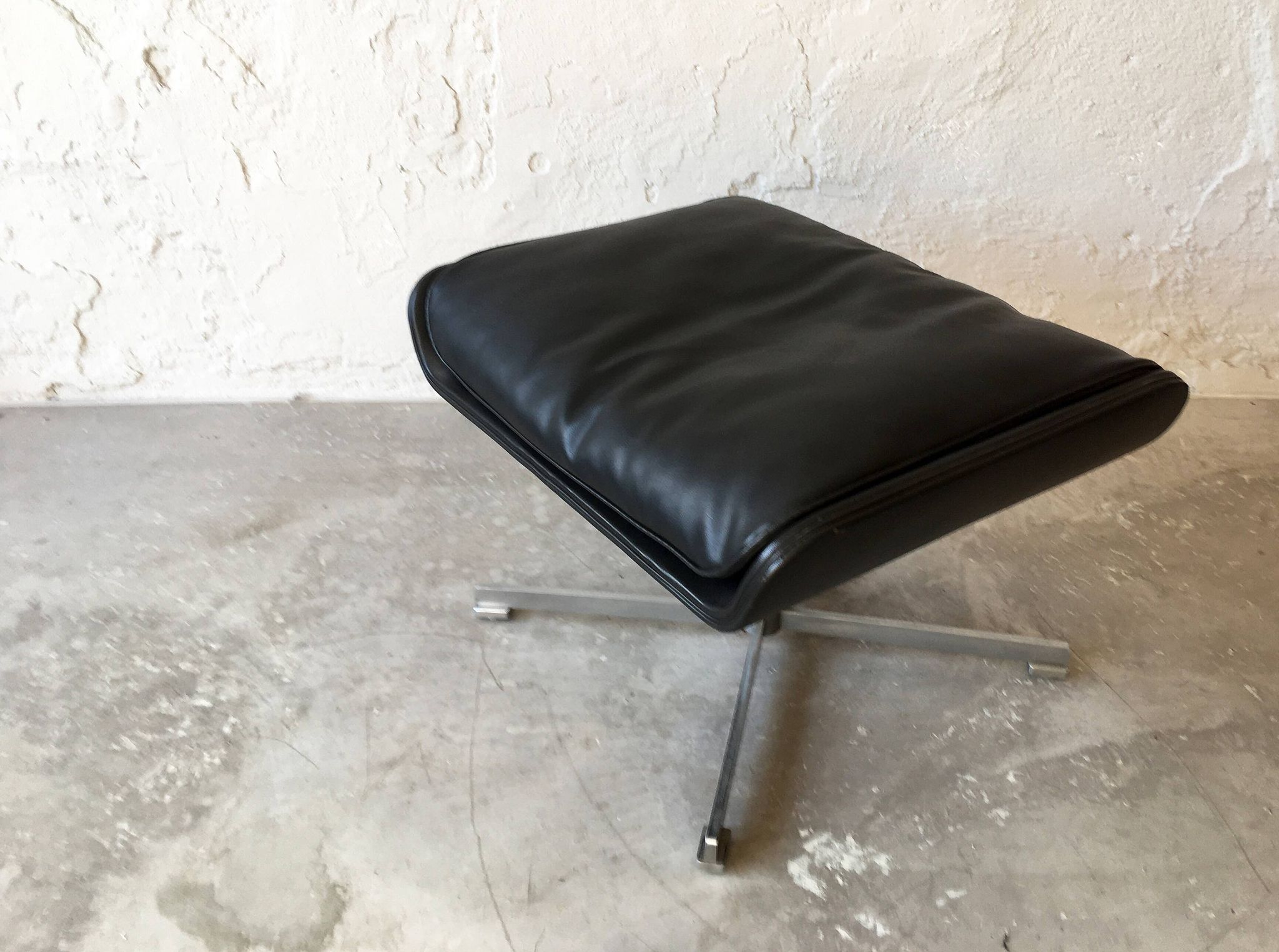 Tabouret en cuir, Danemark, années 1960
