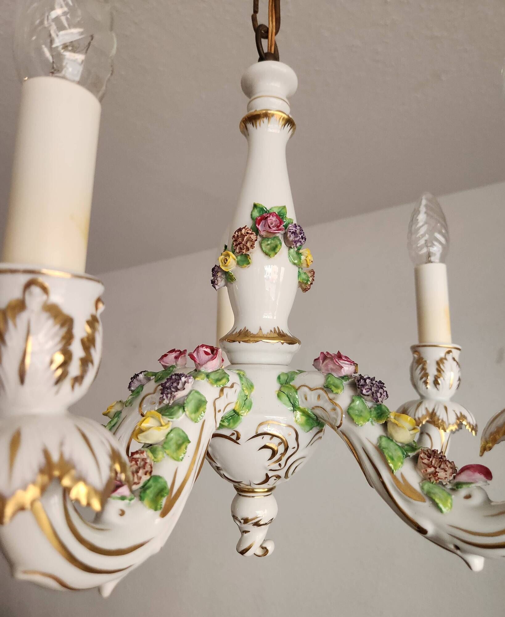 Handgeformt vergoldet vintage Porzellan Kronleuchter Capodimonte 1960er