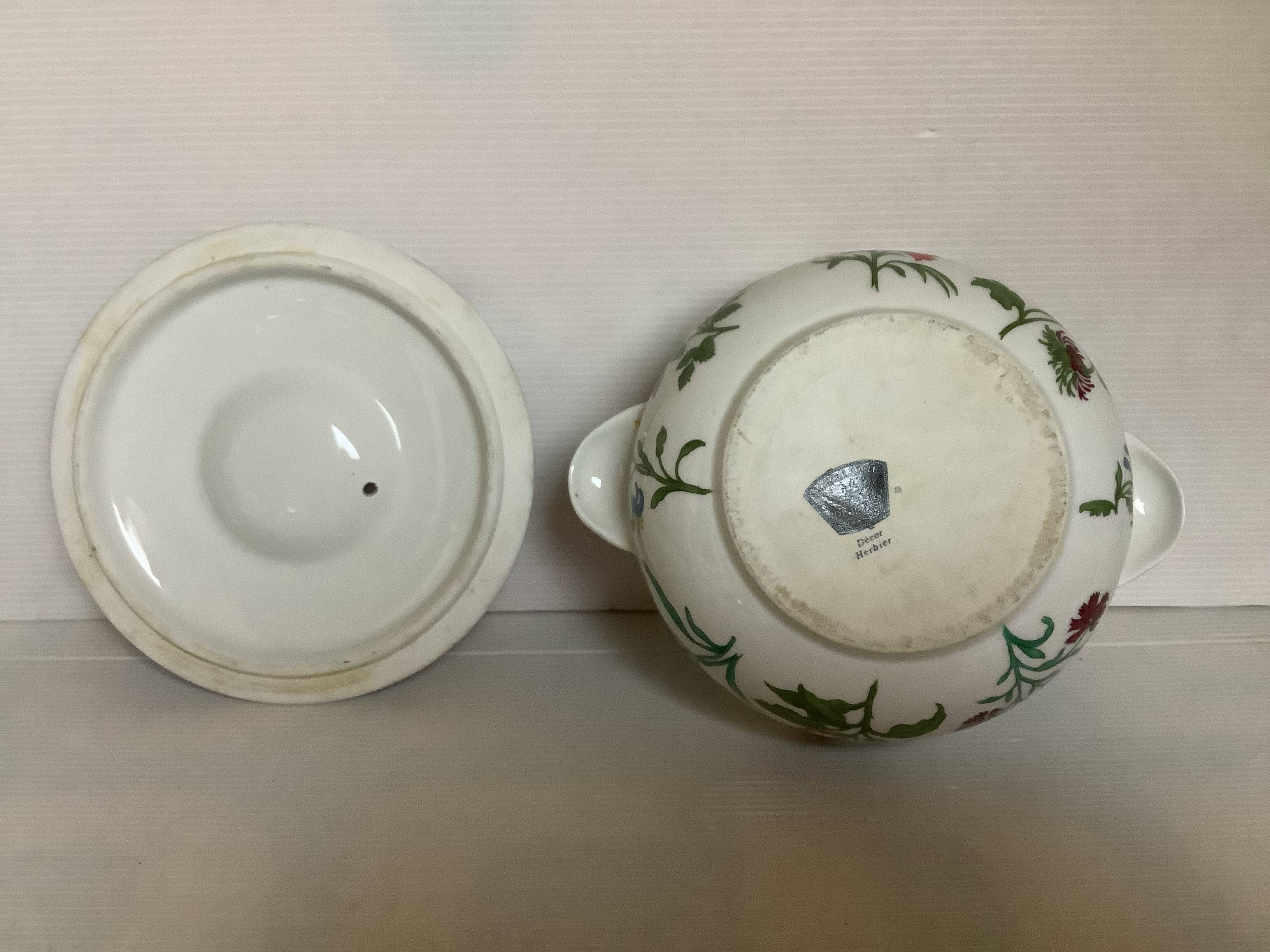 Paire de cassolettes avec couvercles en porcelaine de Paris