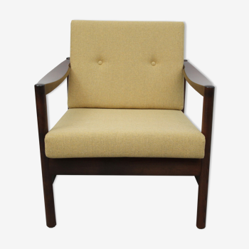 Fauteuil noyer en jaune années 1960