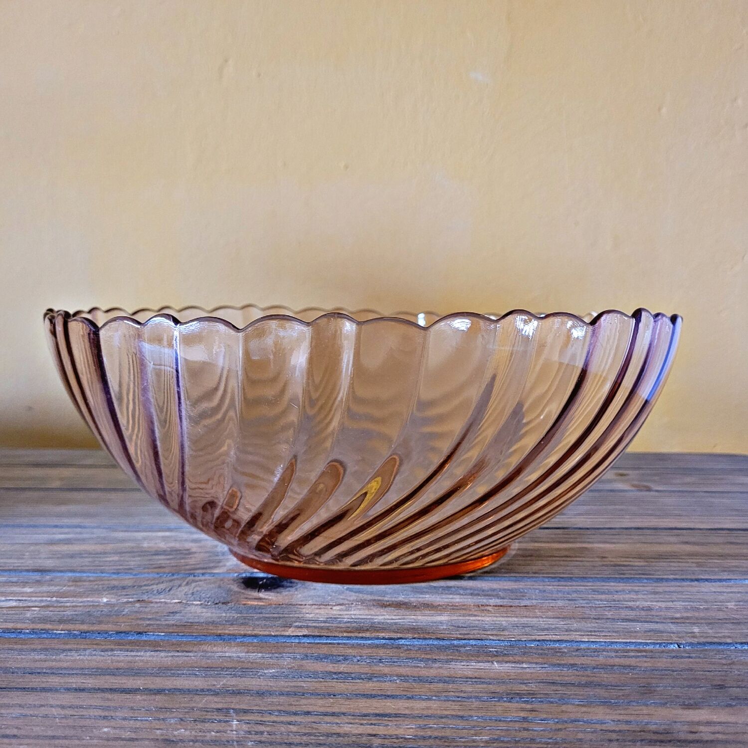 Salad bowl (large) model Rosaline from Arcoroc in pink glass