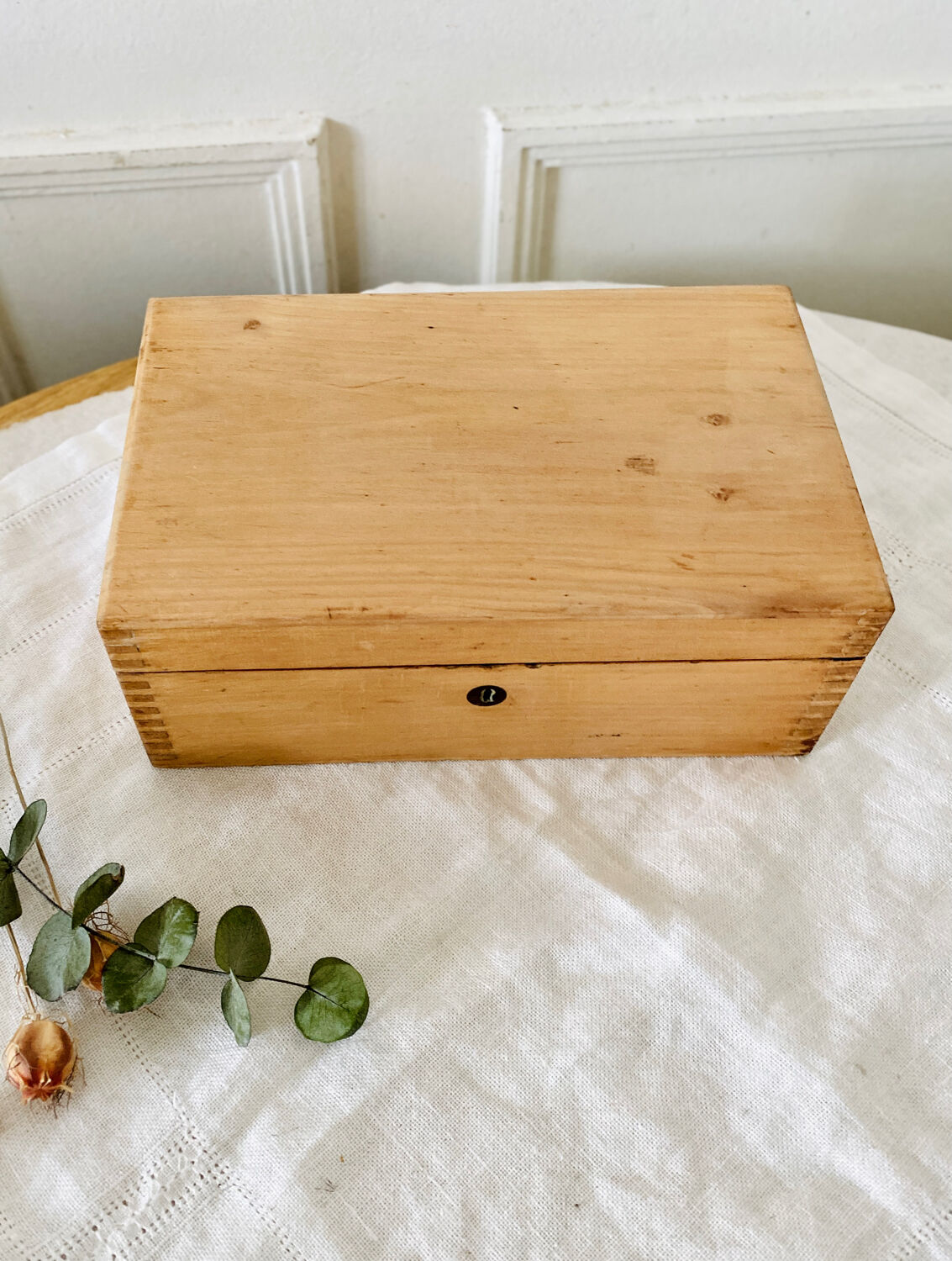 Small wooden storage chest box with keyless lid