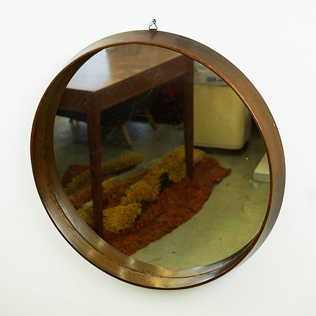 Miroir mural circulaire en teck et en verre des années 1960.
