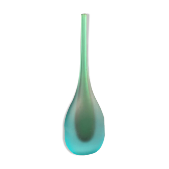 Vase en verre soufflé de Murano en forme de flûte avec un dégradé givré de teal à vert.