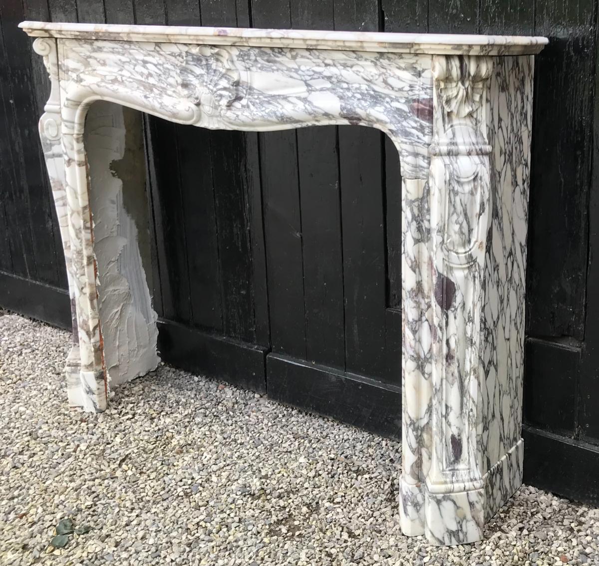 Cheminée en marbre brèche violette de style Louis XV