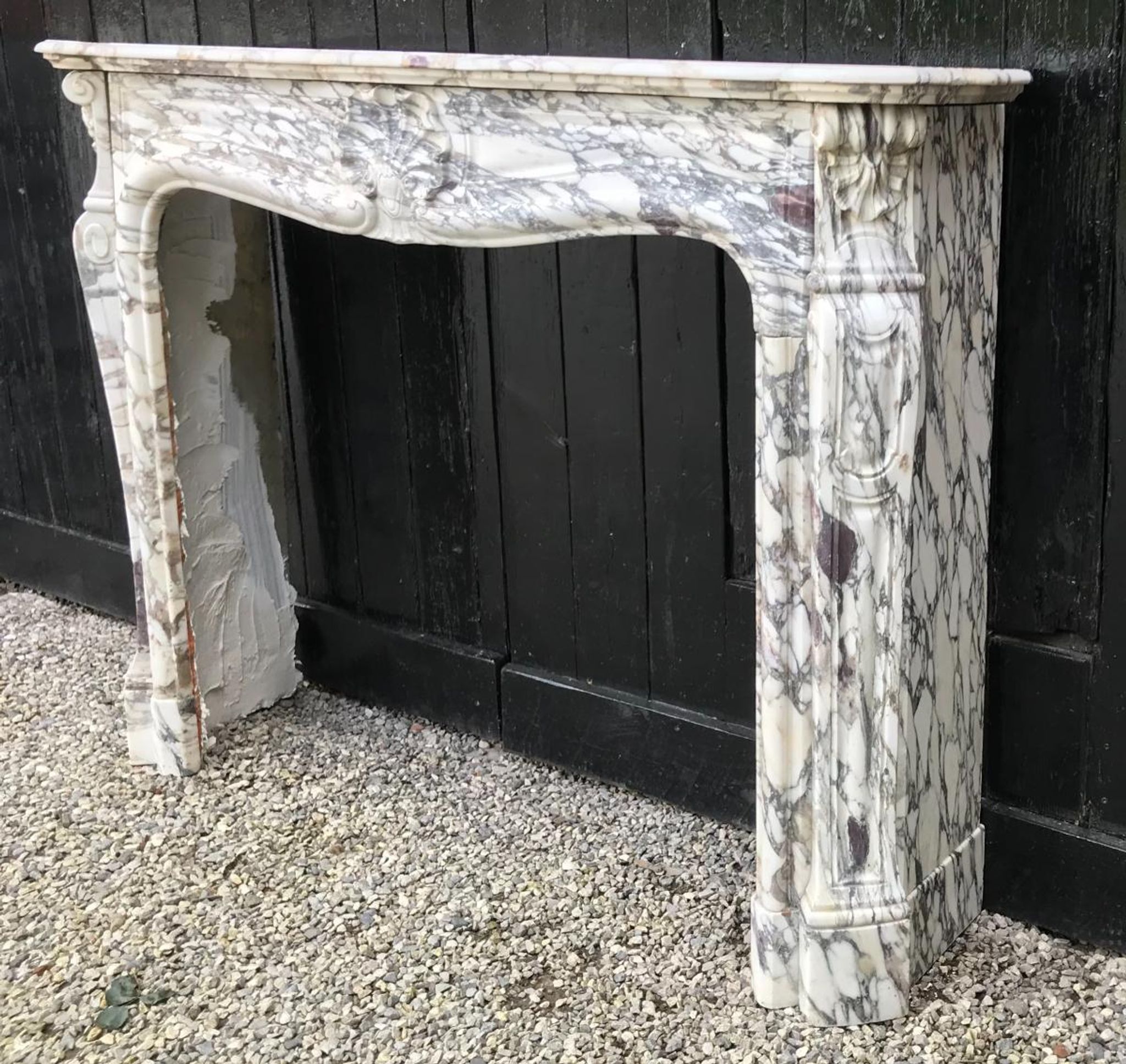 Cheminée en marbre brèche violette de style Louis XV