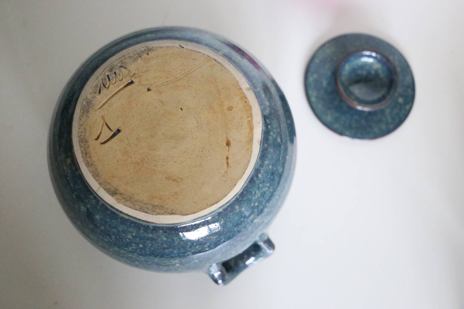 Soupière en poterie artisanale