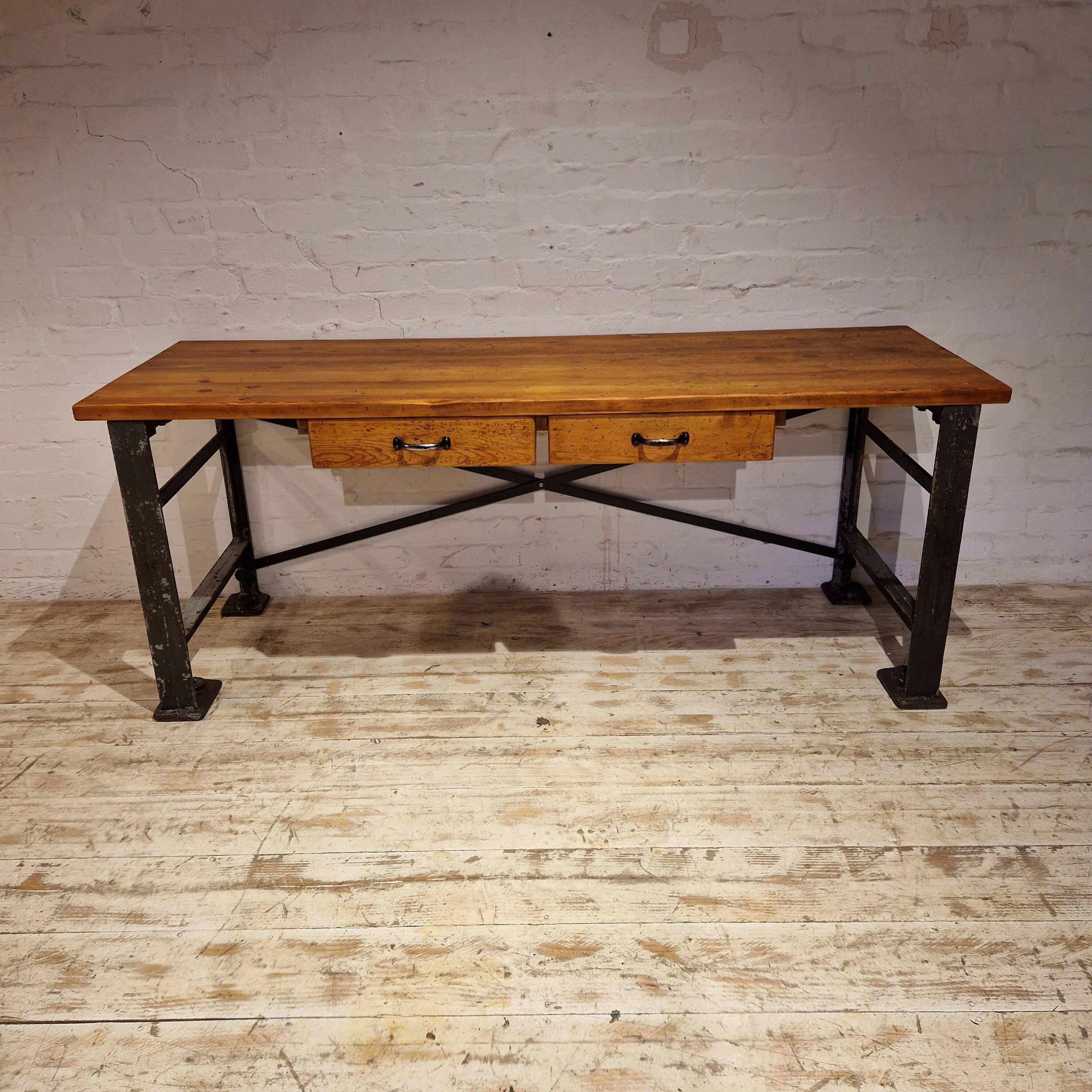 Bureau de travail industriel