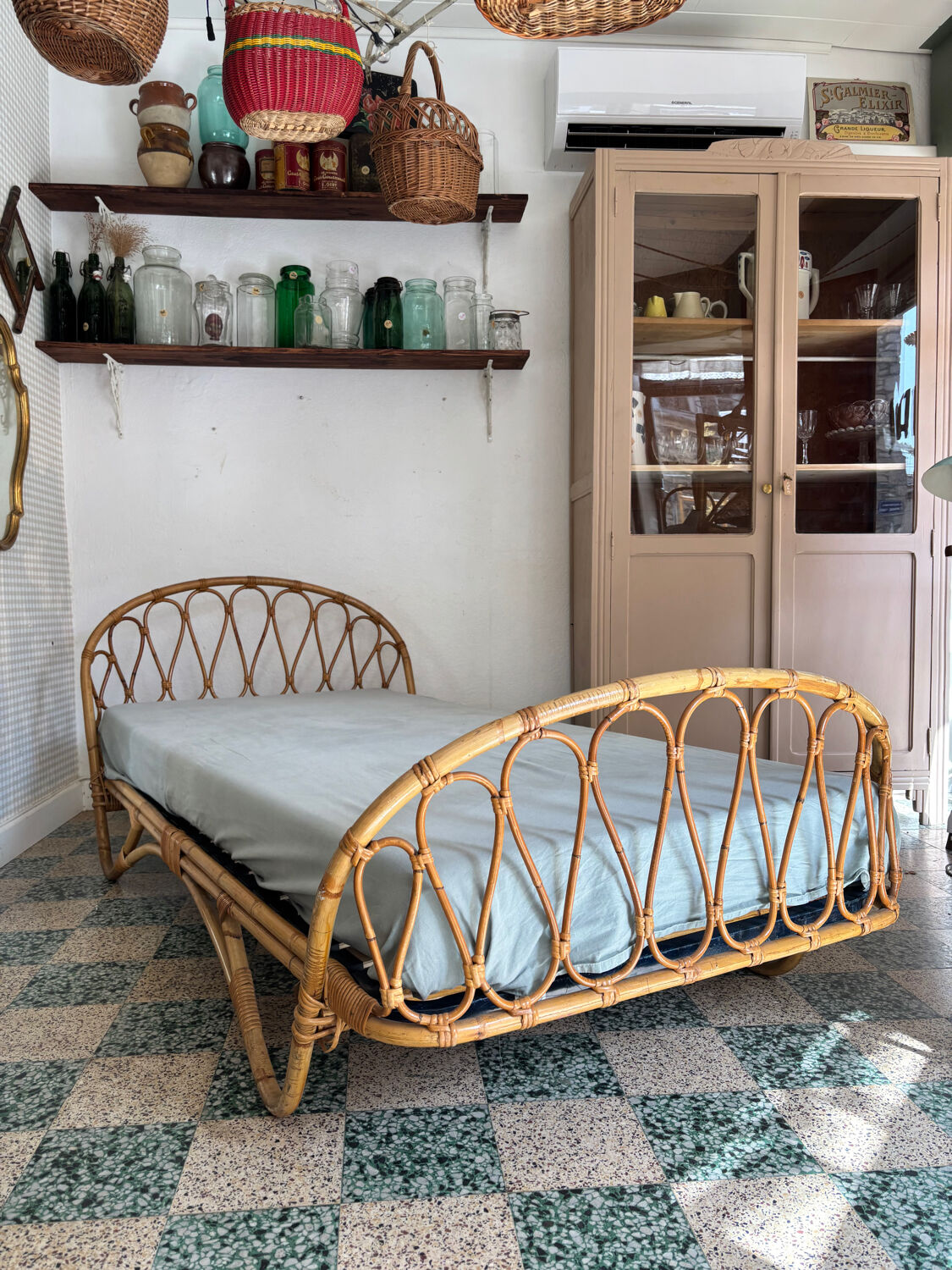 Rattan bed