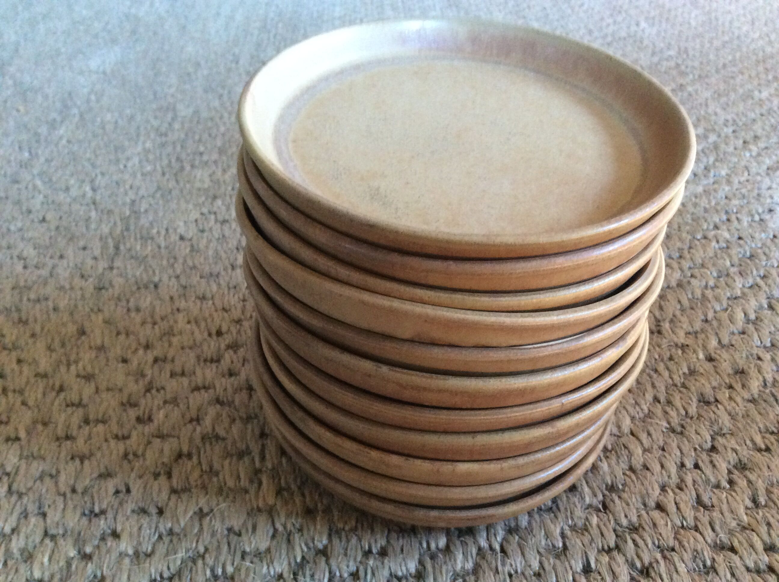 Série de 11 assiettes en grès