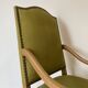 Fauteuils tapissés vert olive, cloutés