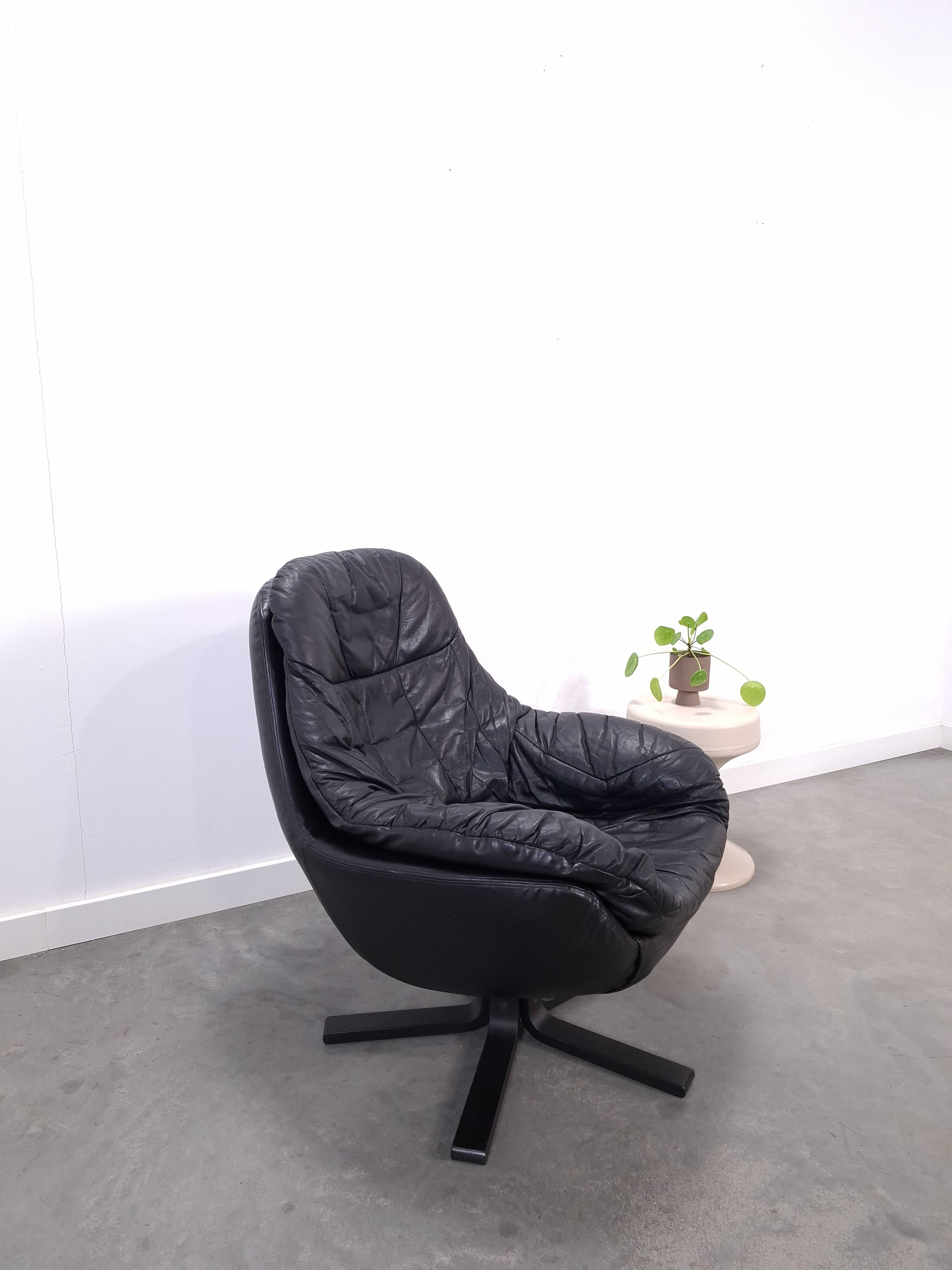 Draaibare zwart leren fauteuil H.W. Klein voor Bramin uit Denemarken