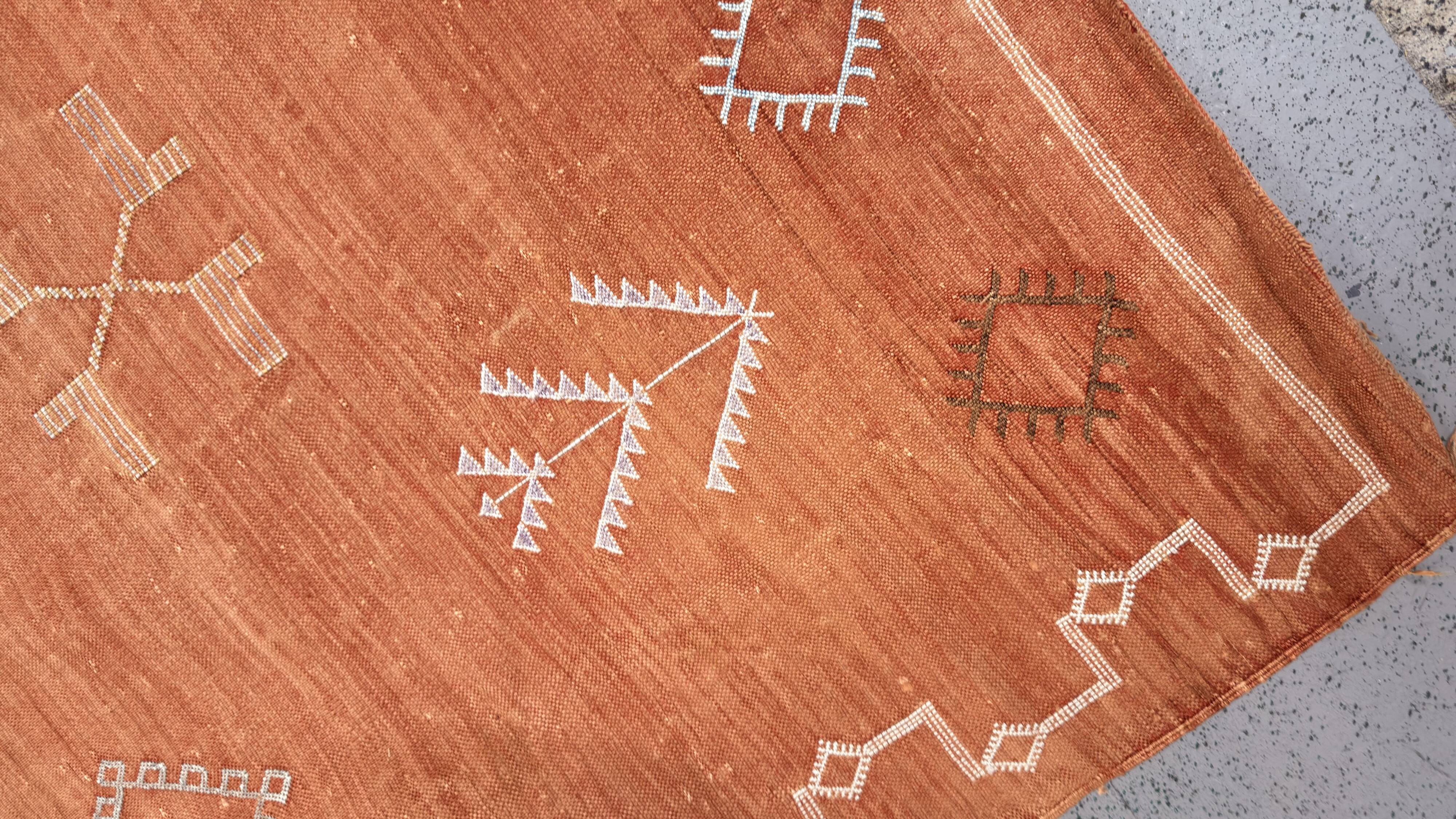 Tapis Kilim vintage marocain orange géométrique fait main en tissage à plat pour salon