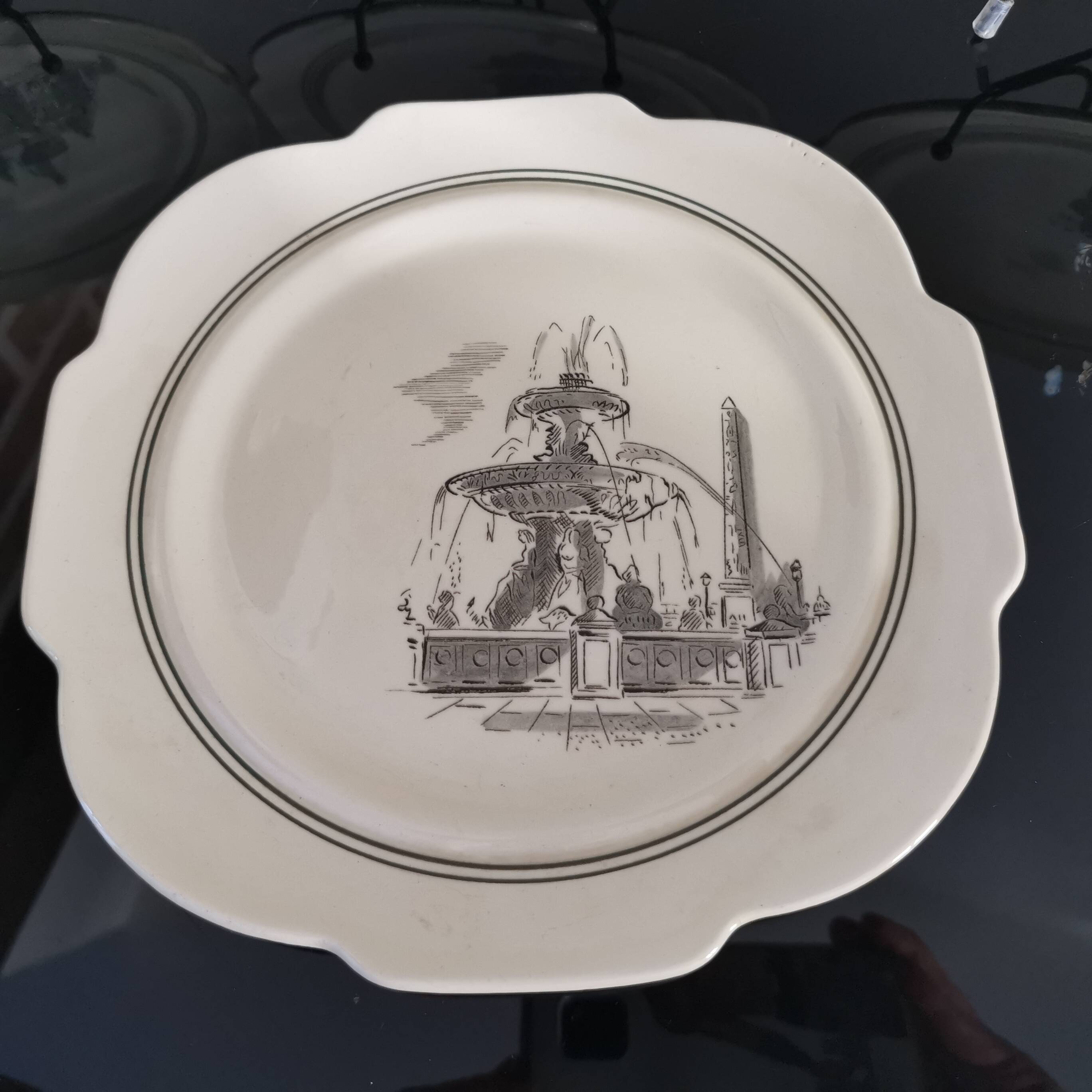 Série de 12 assiettes à dessert et son plateau à gâteaux Gien Paris Monuments