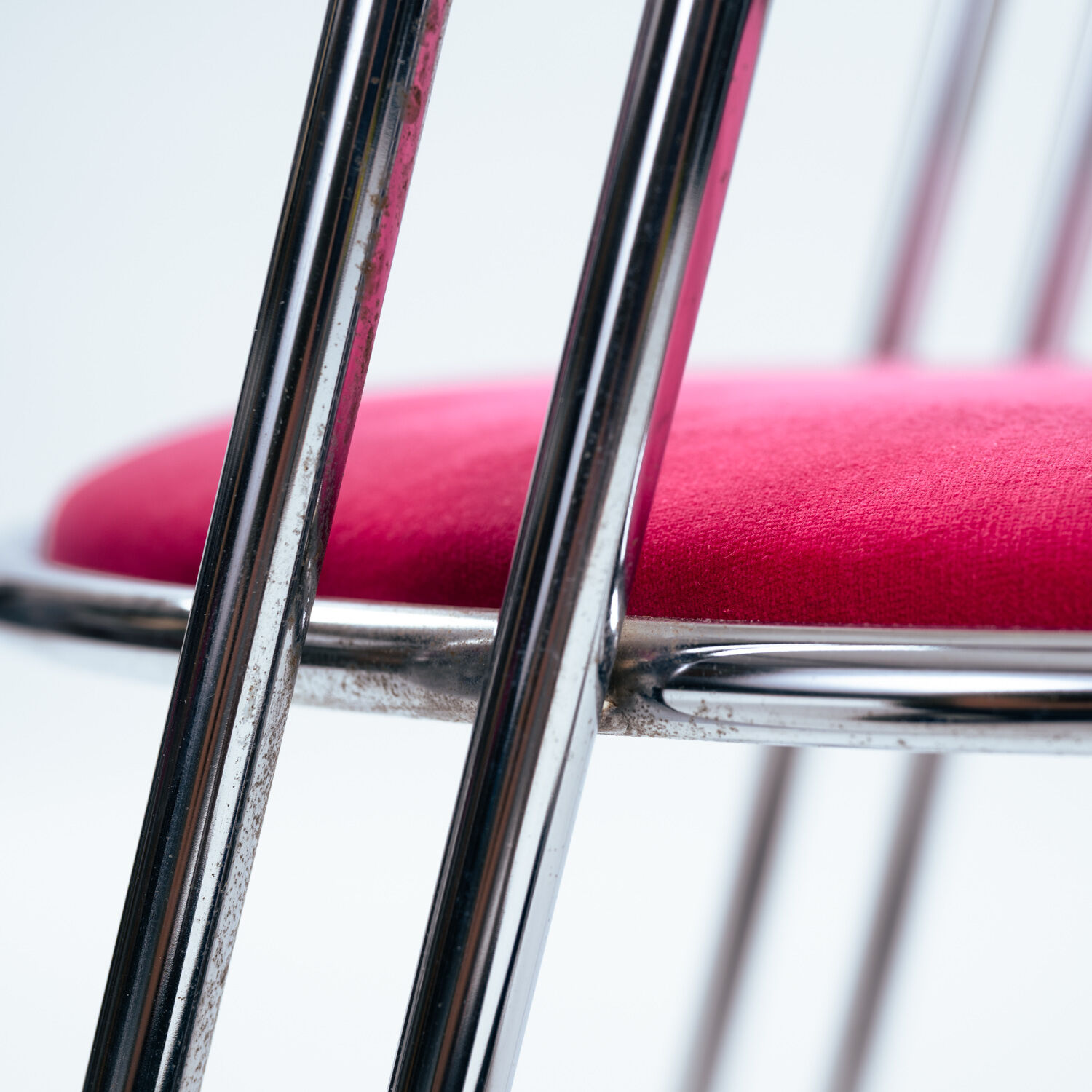 Ensemble de quatre chaises de salle à manger italiennes des années 50 en chrome et velours rose.