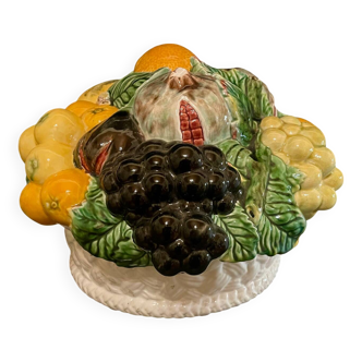 Corbeille de fruits, plat couvert en barbotine