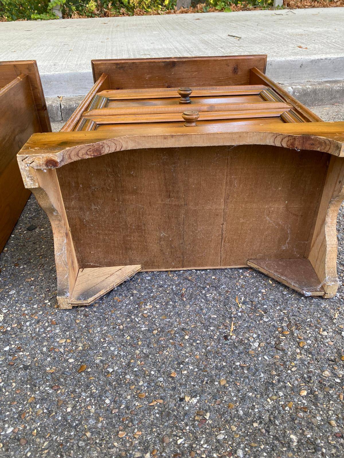 2 tables de chevet en pin massif style Louis XIV