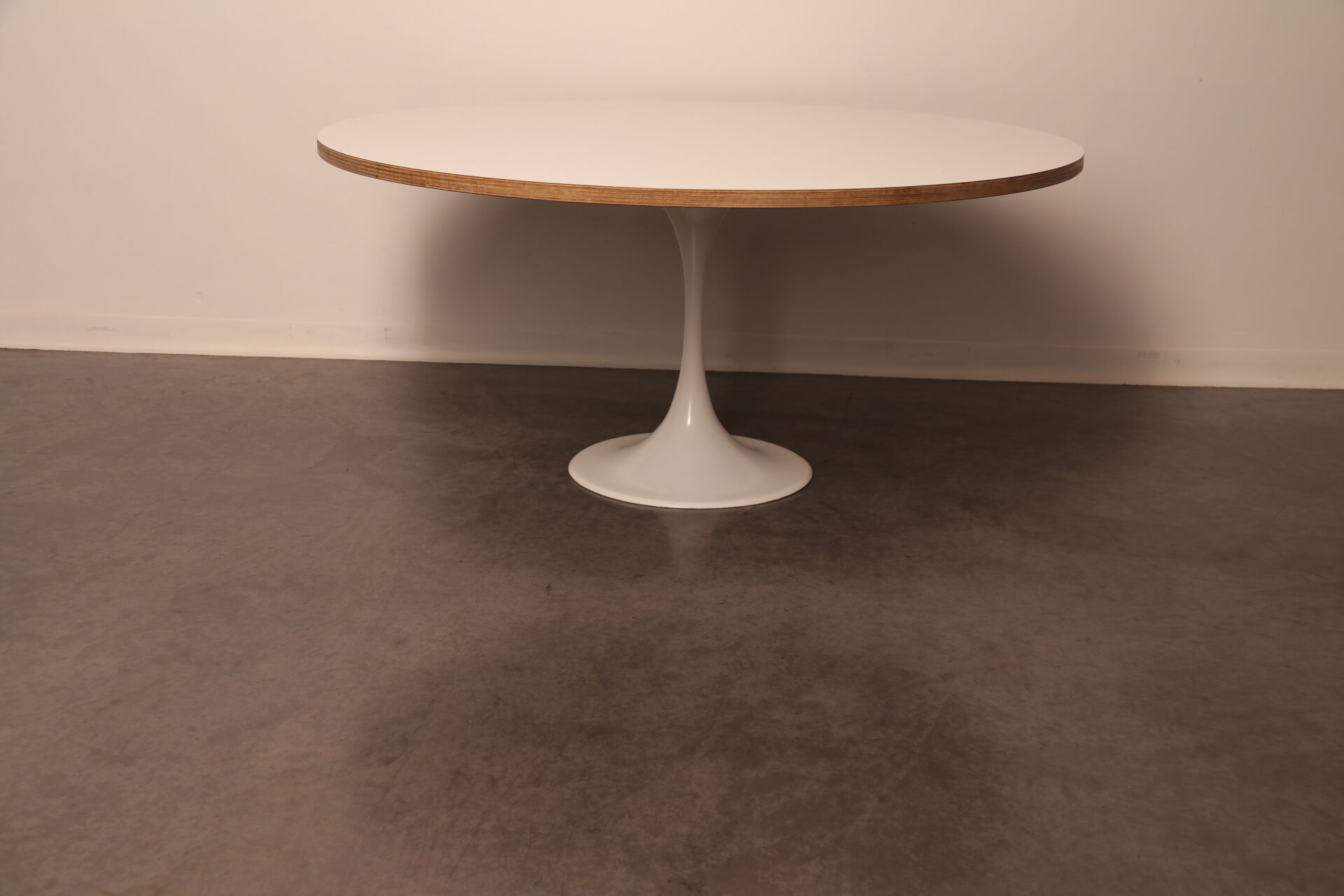 Table basse avec pied tulipe blanche - années 1960