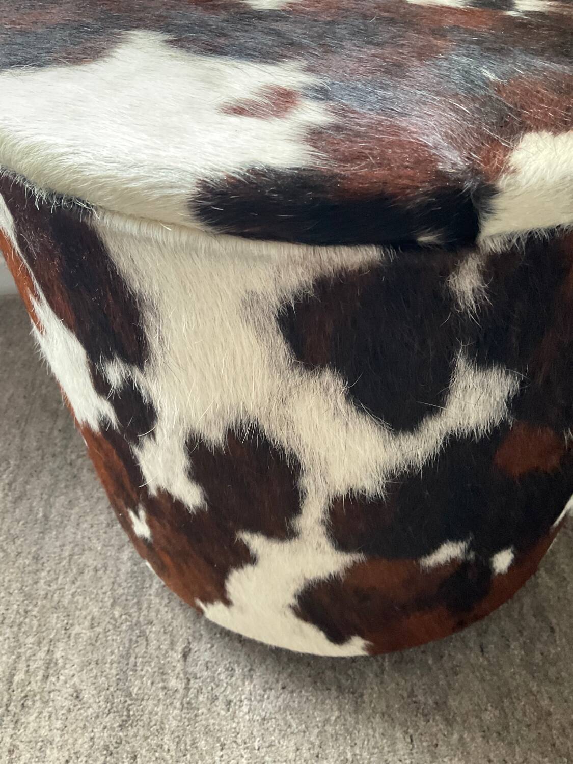 Pouf coffre en peau de vache des années 70
