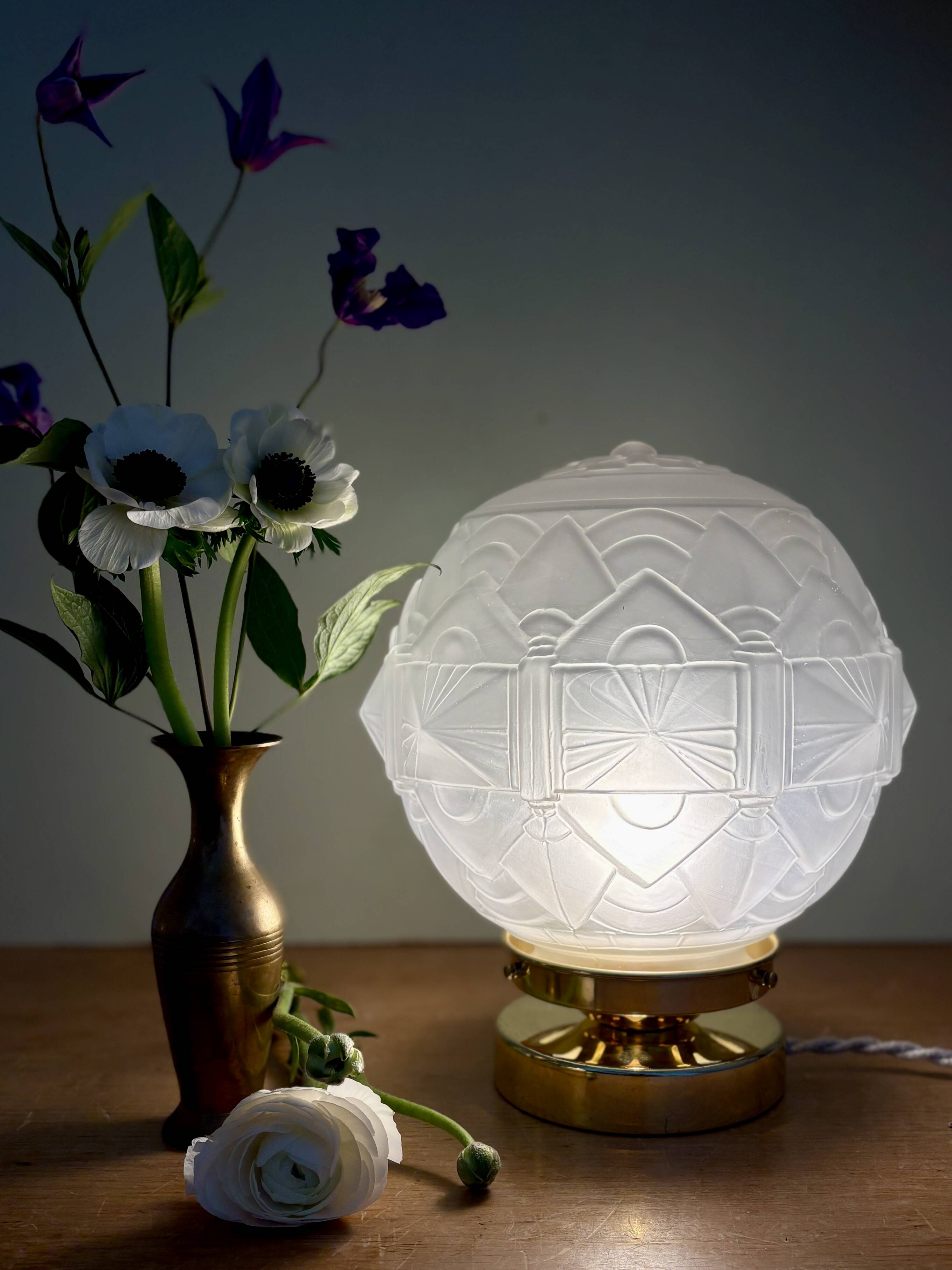 Vintage art deco globe table lamp in frosted glass
